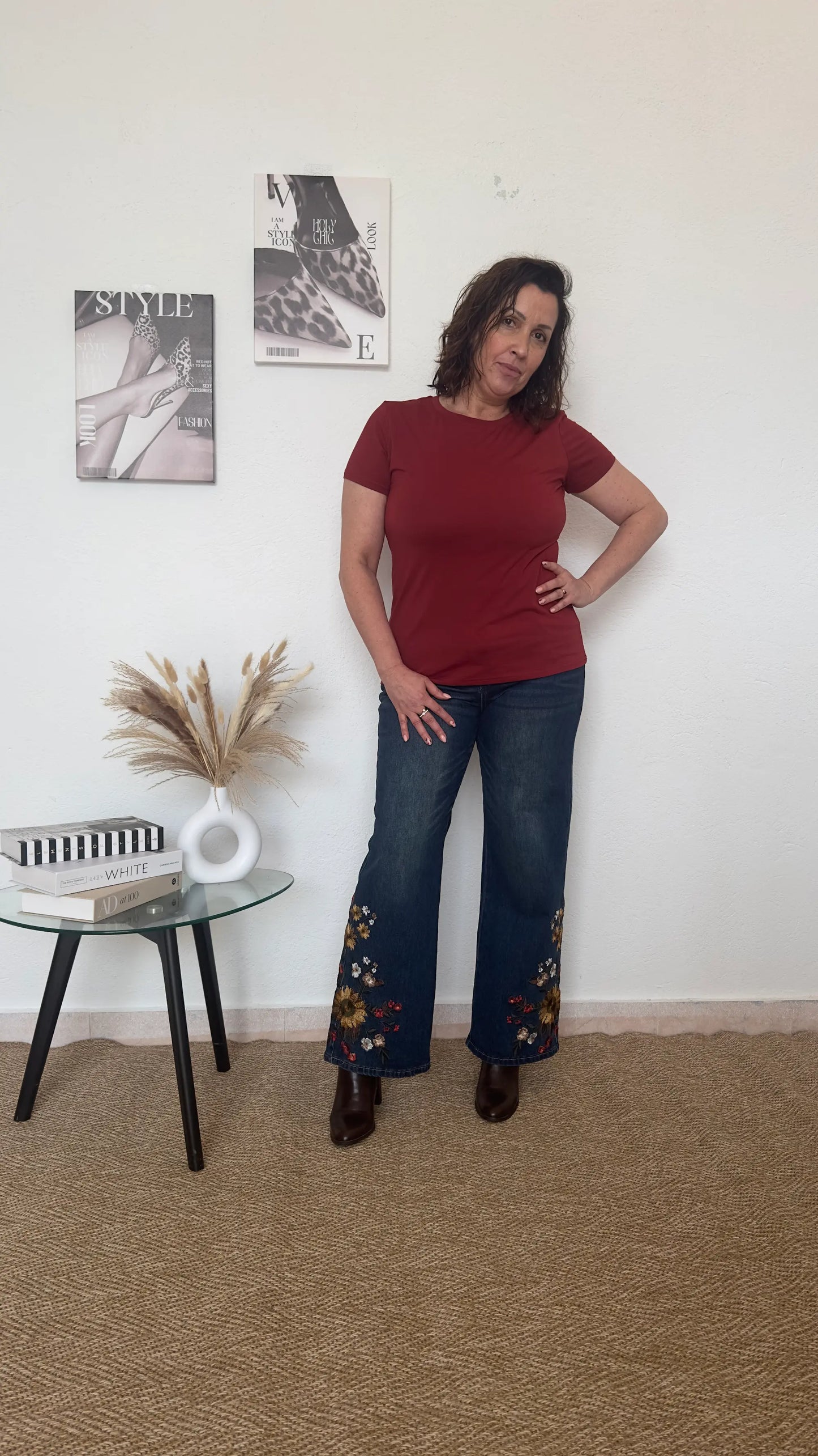 Vaquero azul oscuro con bordado floral