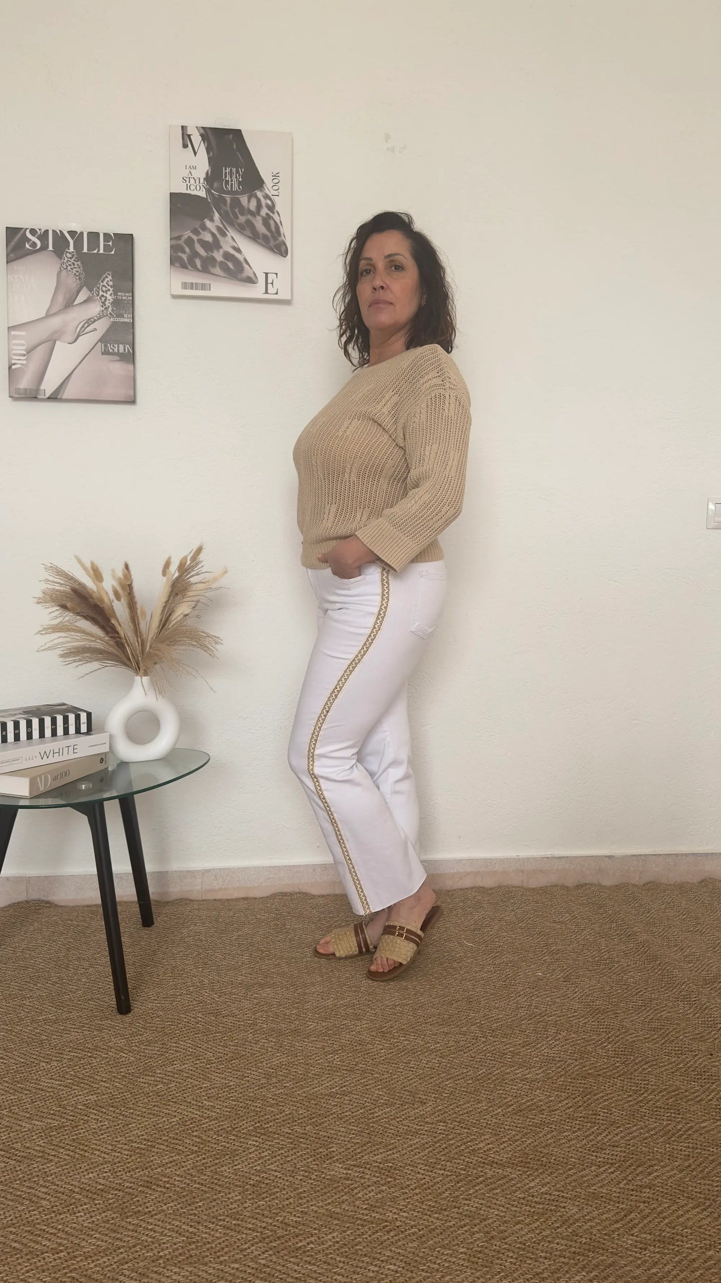 Vaquero Flared blanco con bordado lateral beige