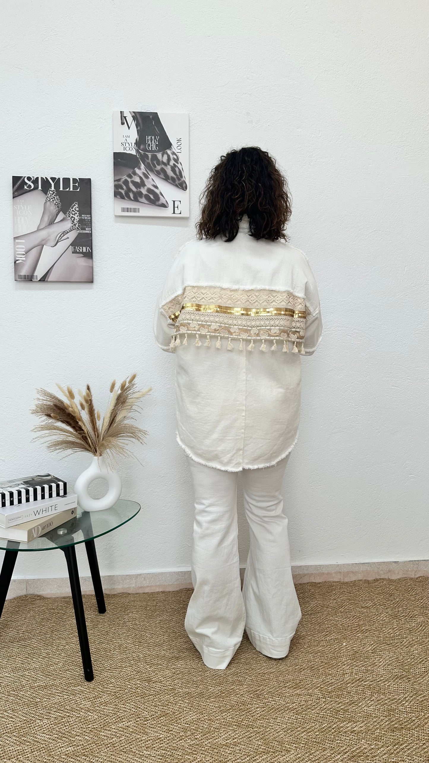 Chaqueta vaquera blanca con crochet y lentejuelas