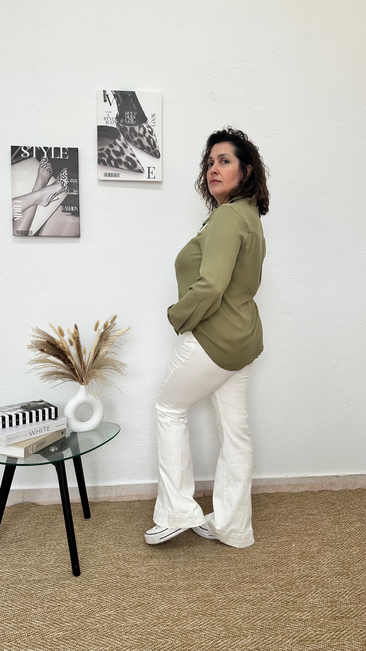 Camisa verde kaki con bordado floral