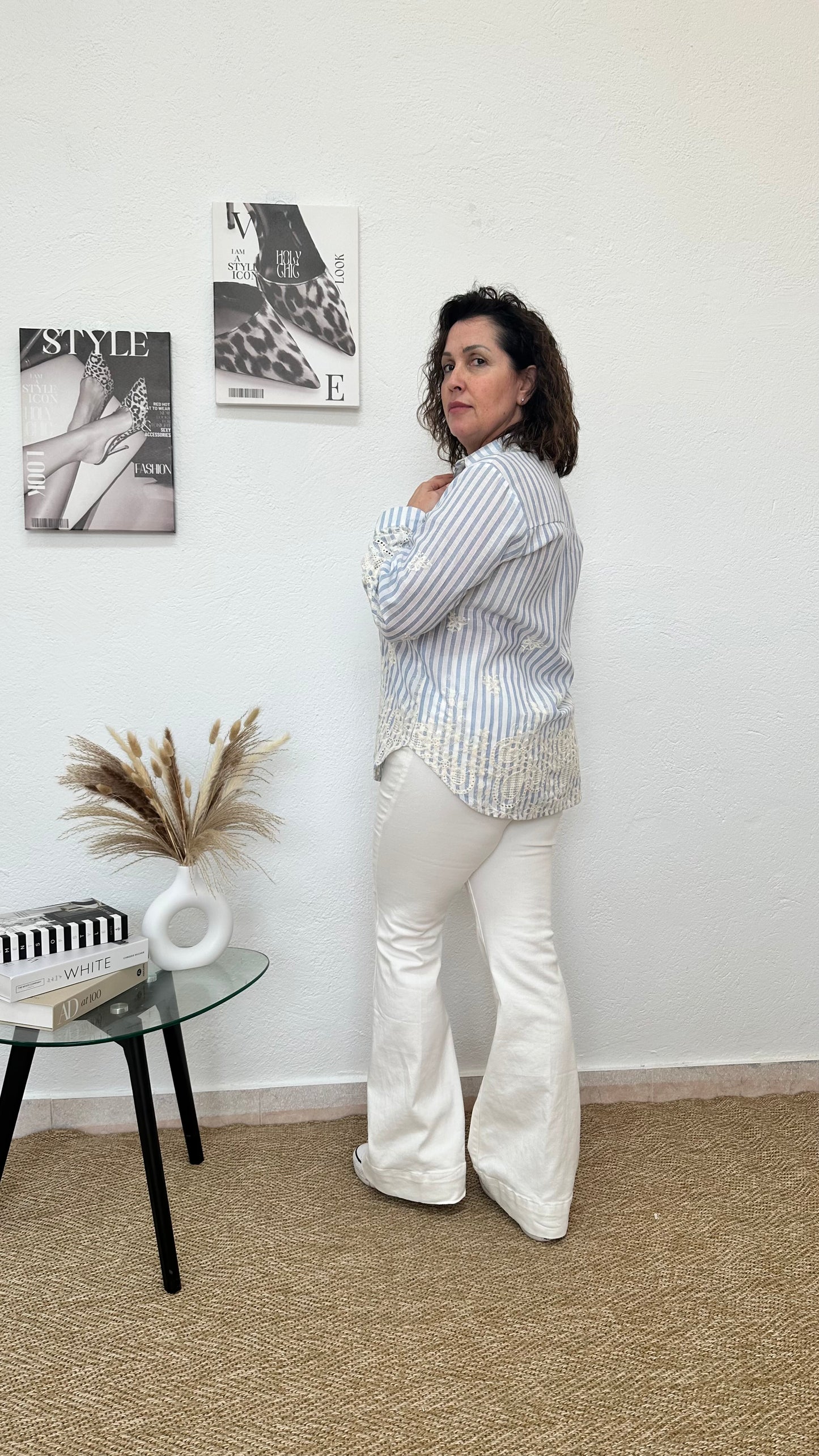 Camisa de rayas azules y blancas con bordado