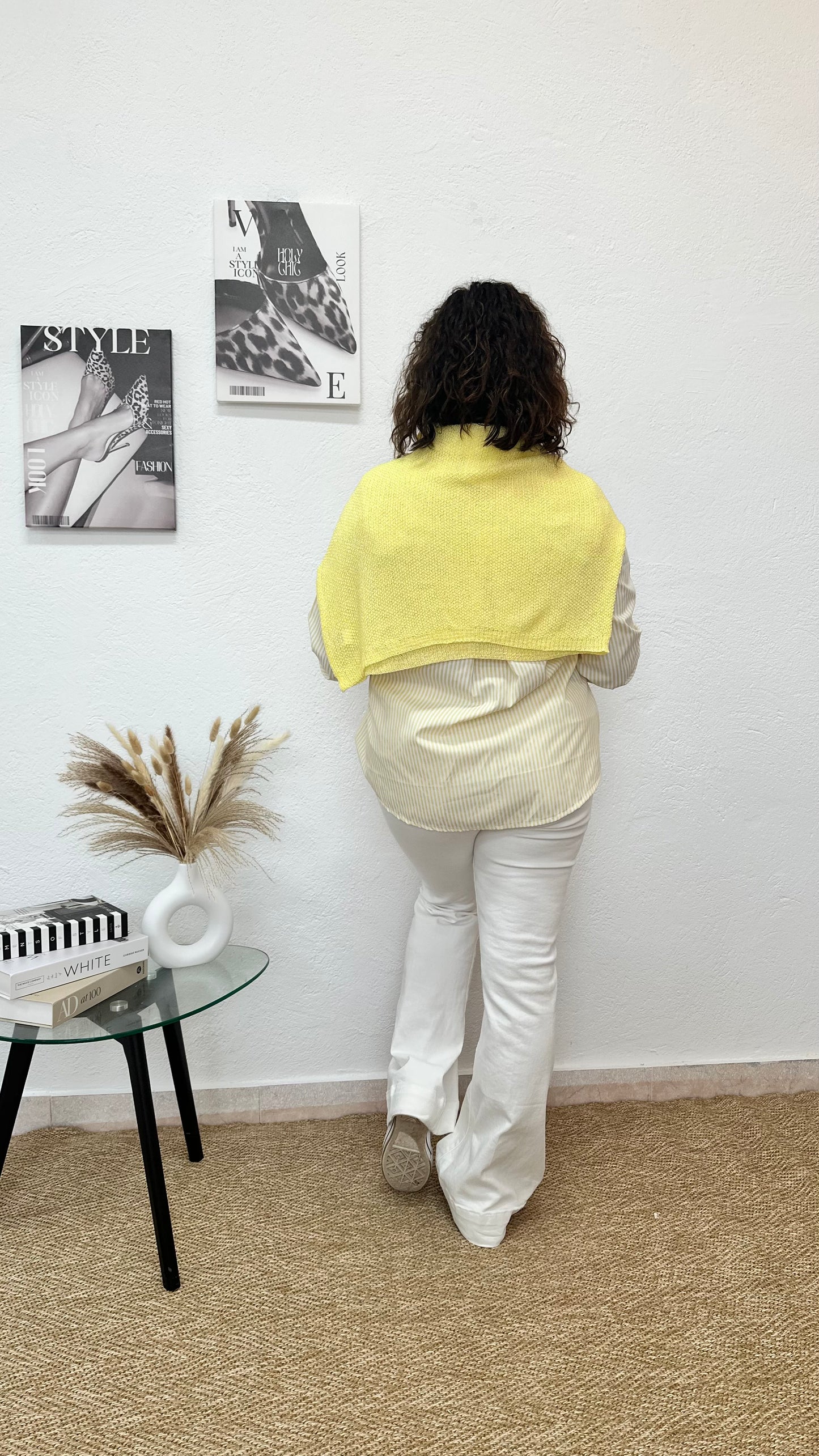 Camisa de rayas amarillas con corbata