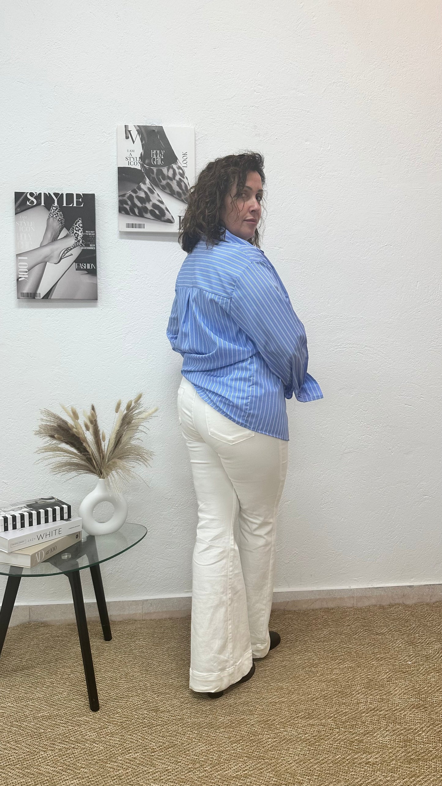 Camisa asimétrica de rayas azules y blancas con top incorporado