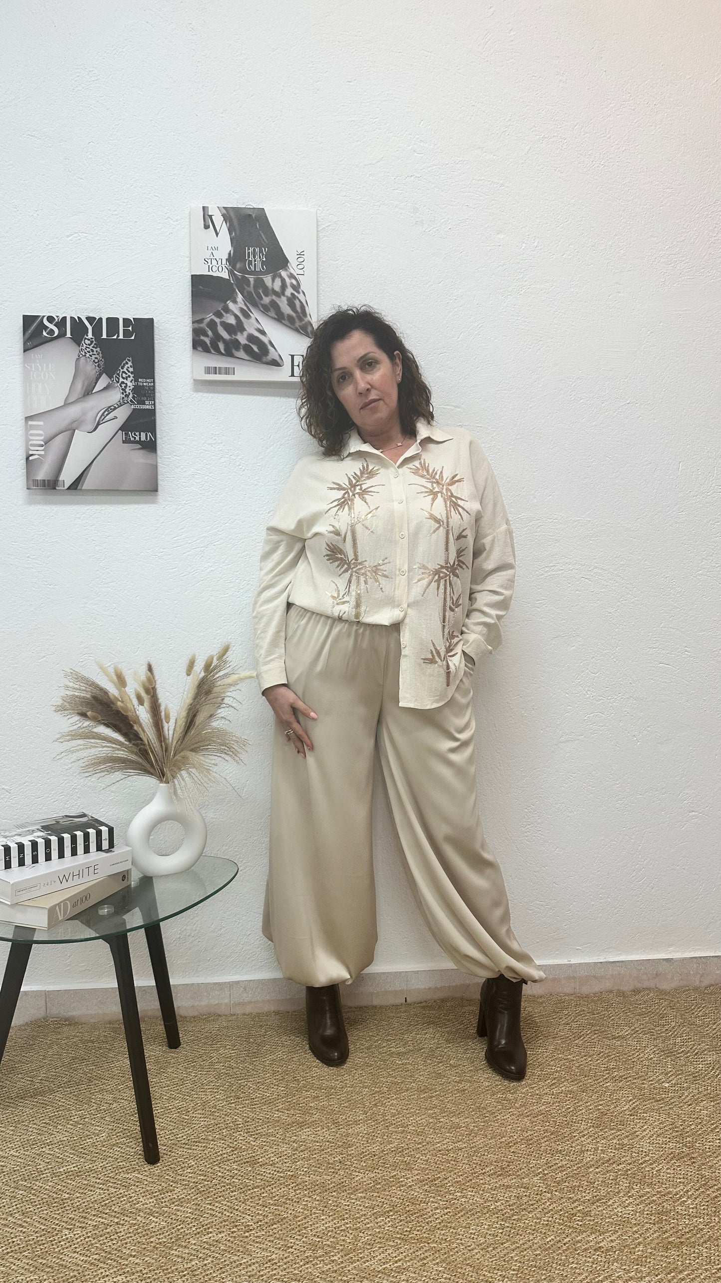 Camisa beige con decoración "cañas de bambú" de lentejuelas