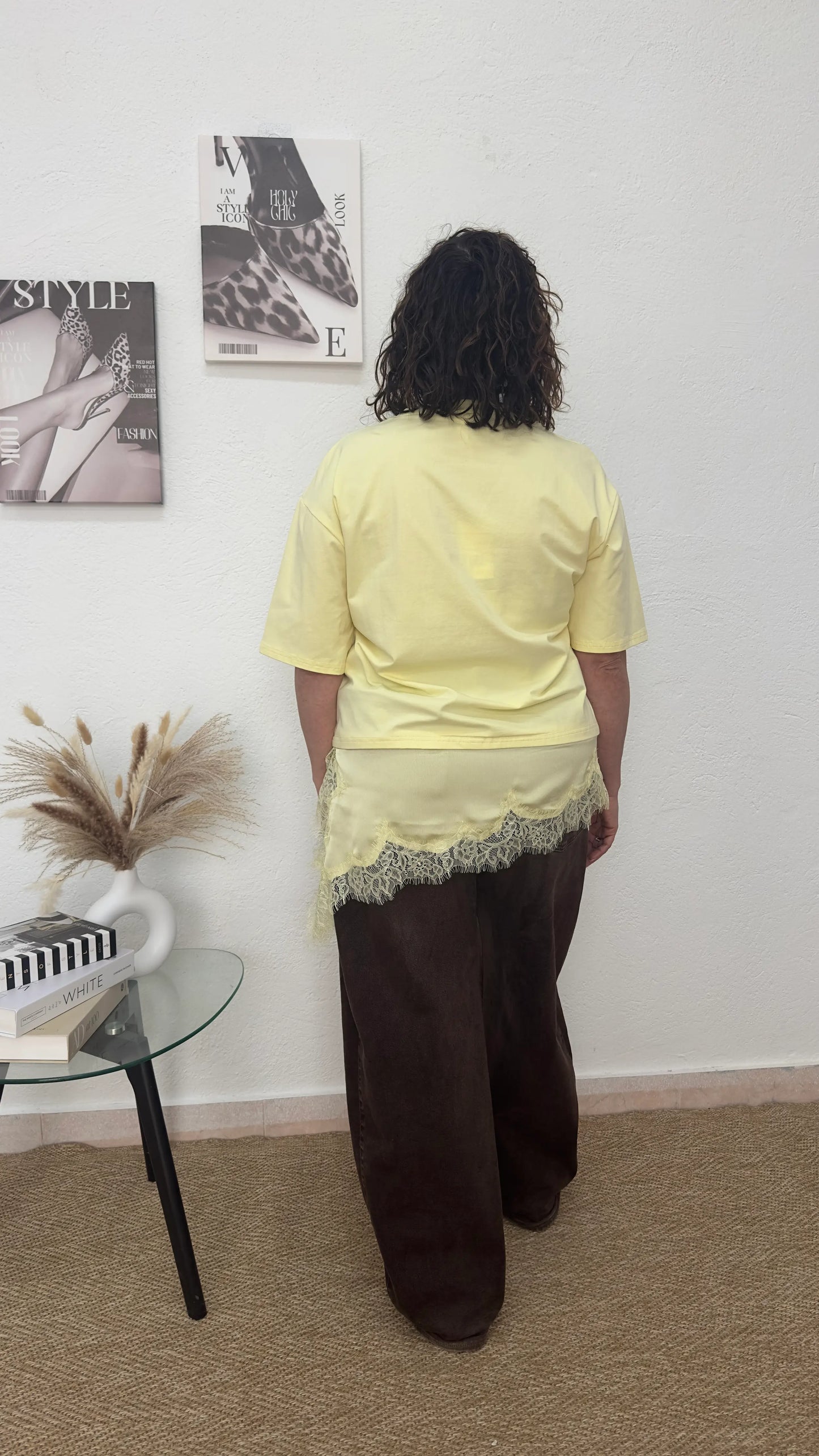 Camiseta oversize amarilla de raso y encaje