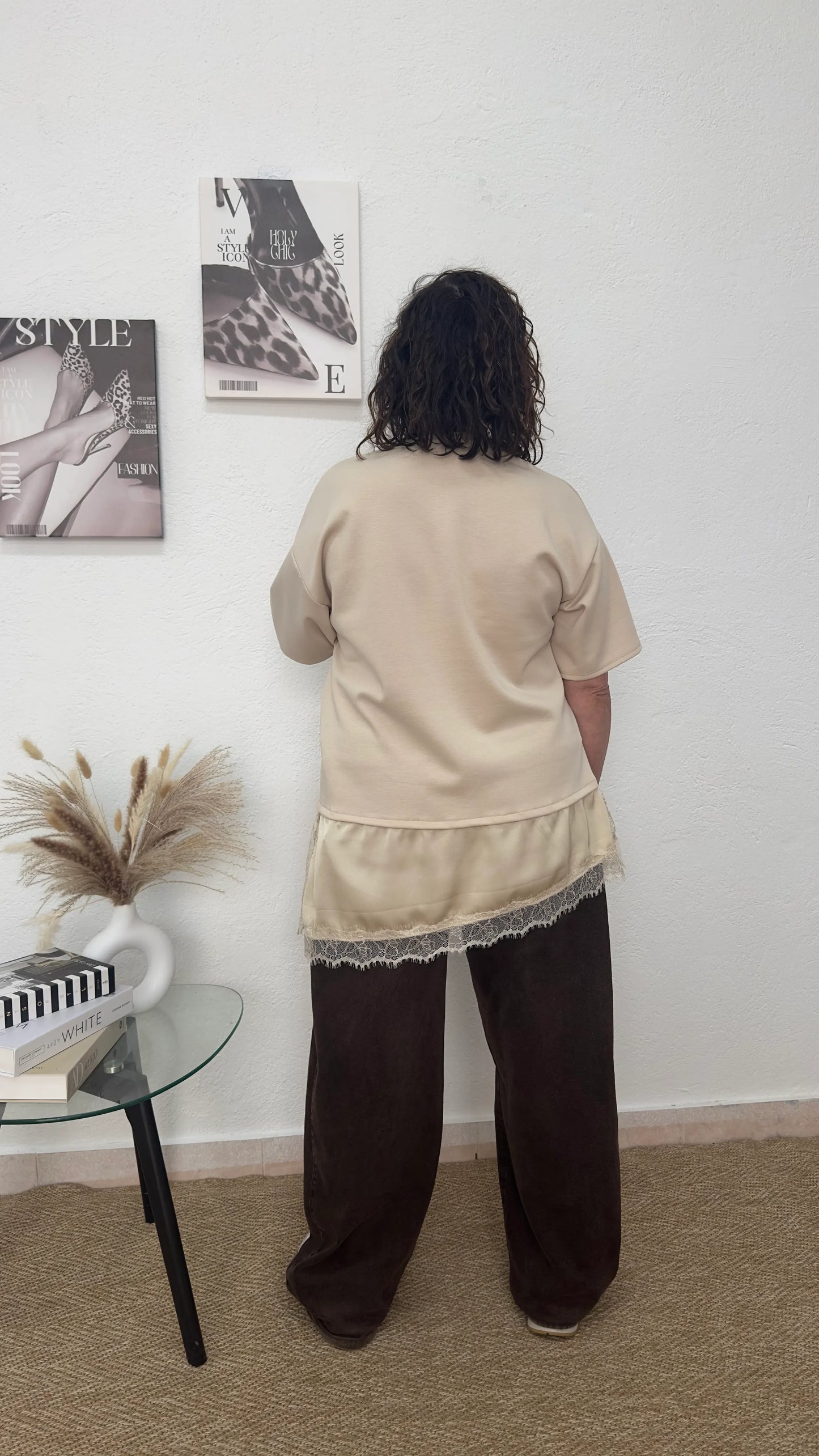Camiseta oversize beige de raso y encaje