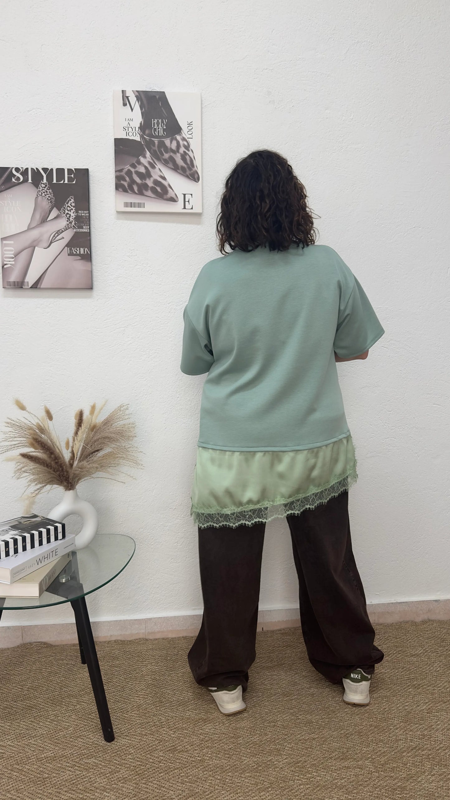 Camiseta oversize verde de raso y encaje