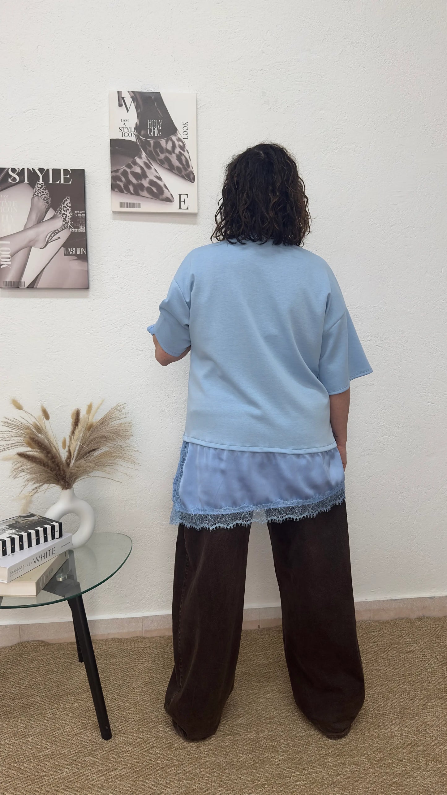 Camiseta oversize azul de raso y encaje