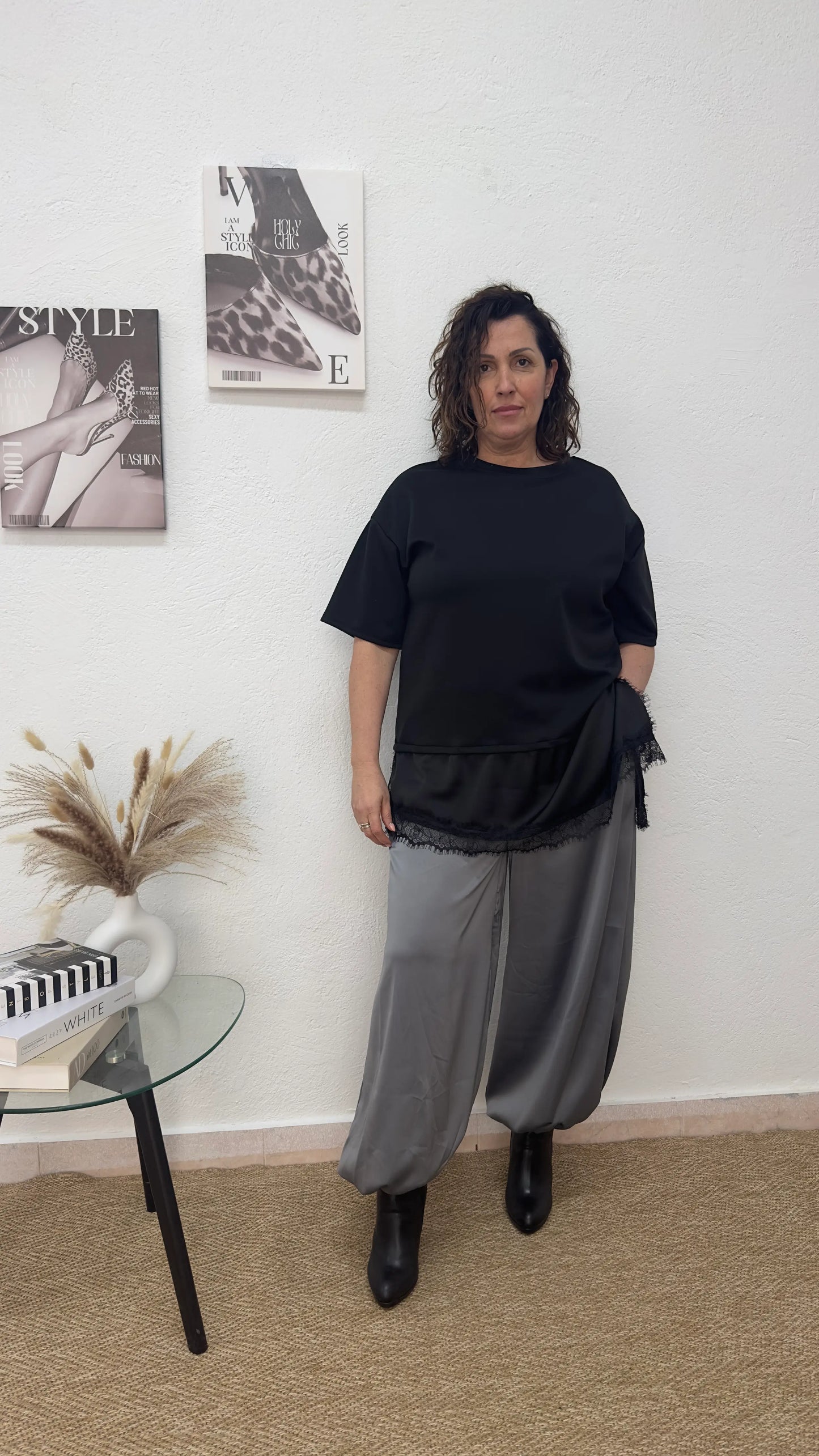 Camiseta oversize negra de raso y encaje