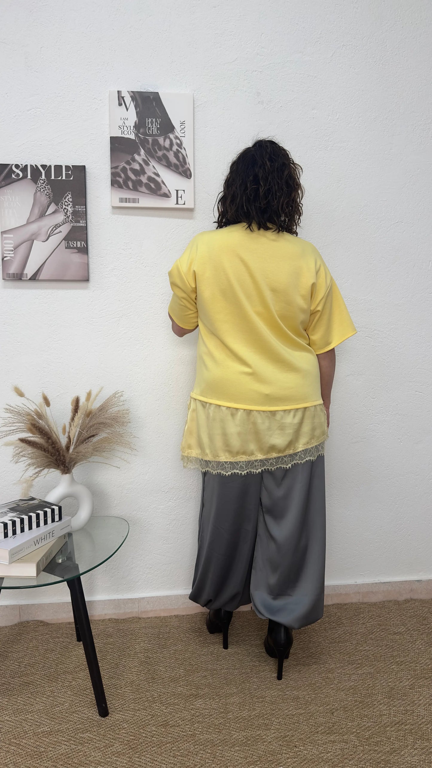 Camiseta oversize amarilla de raso y encaje