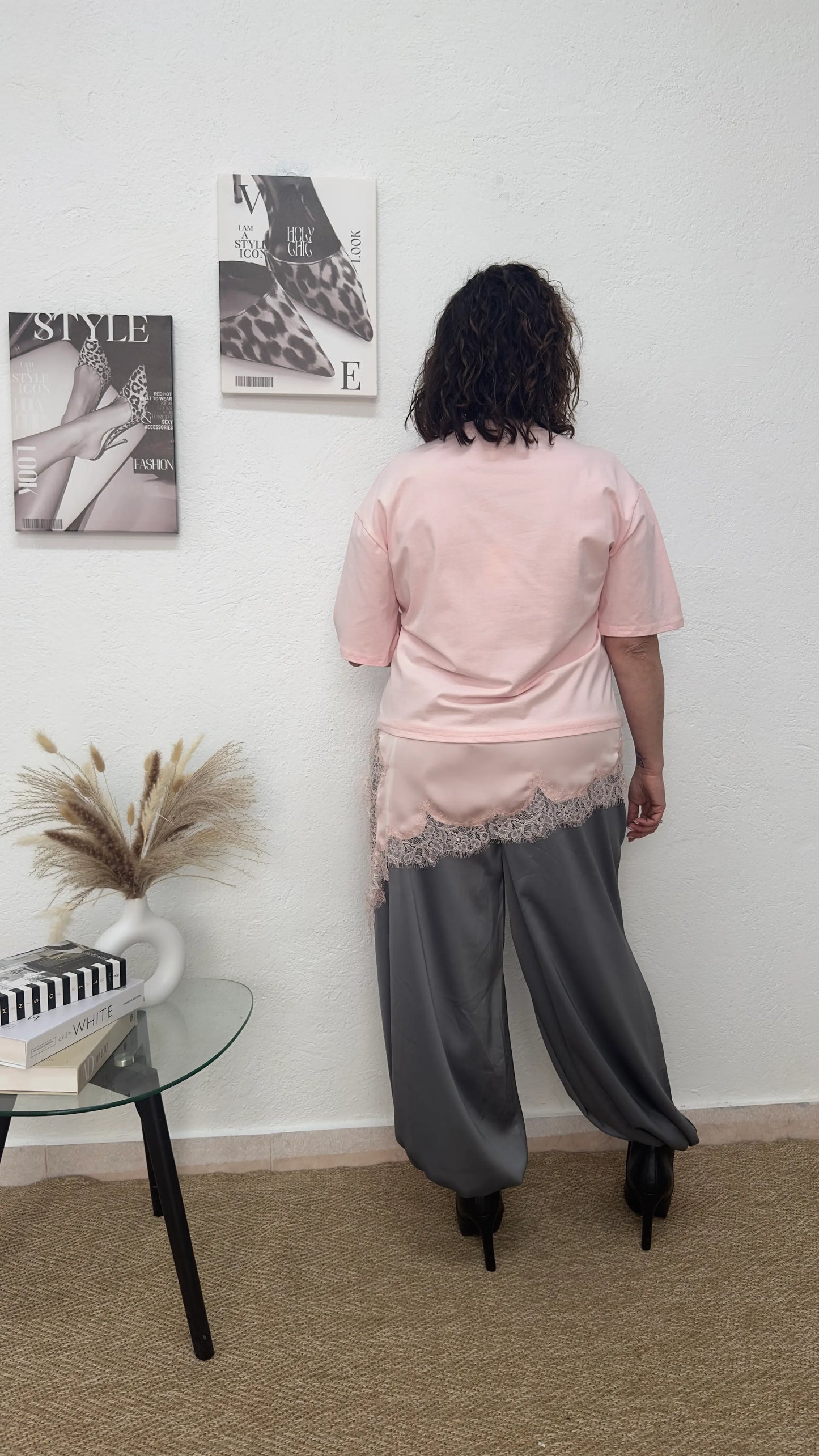 Camiseta oversize rosa de raso y encaje