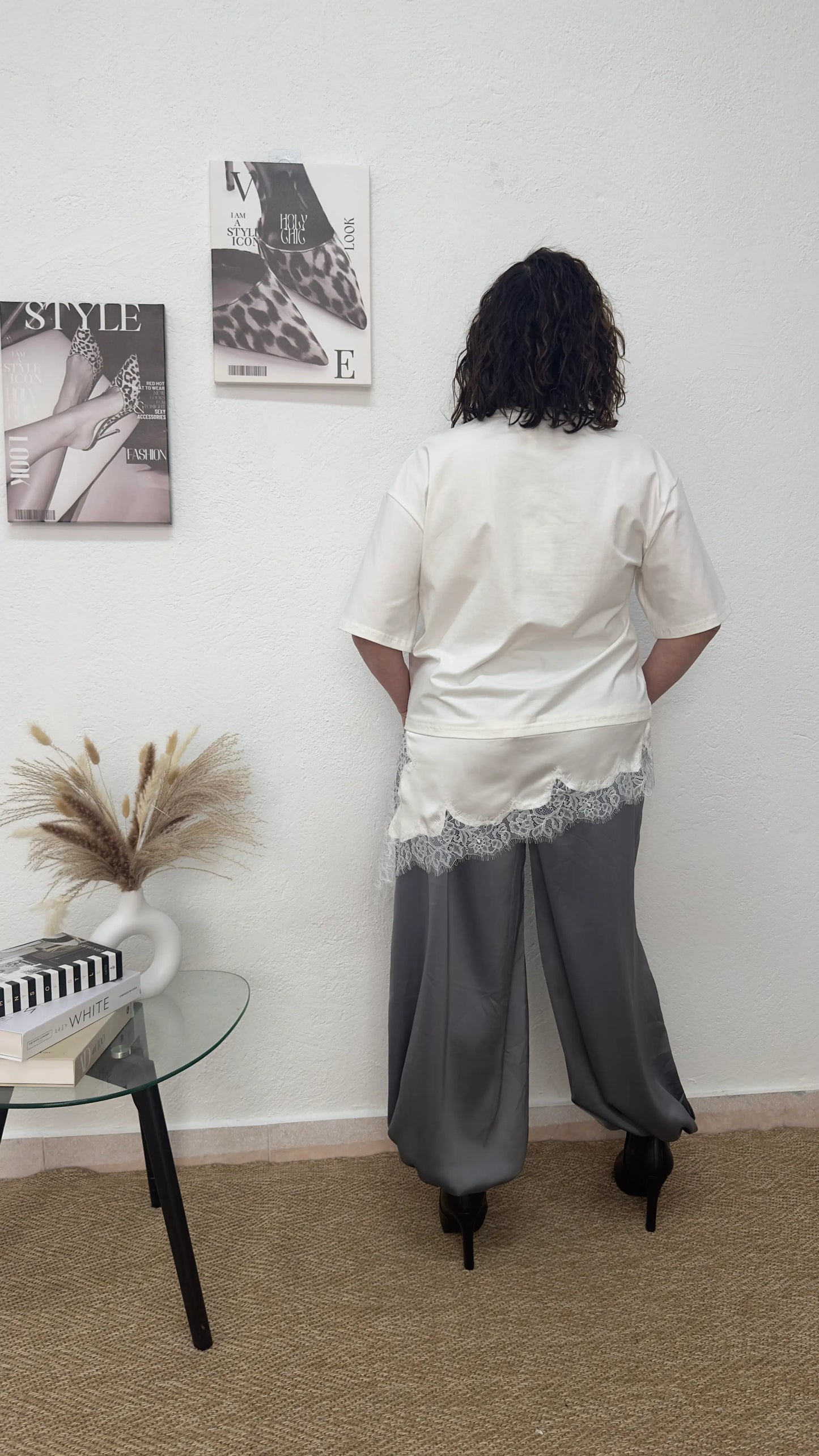 Camiseta oversize blanca de raso y encaje