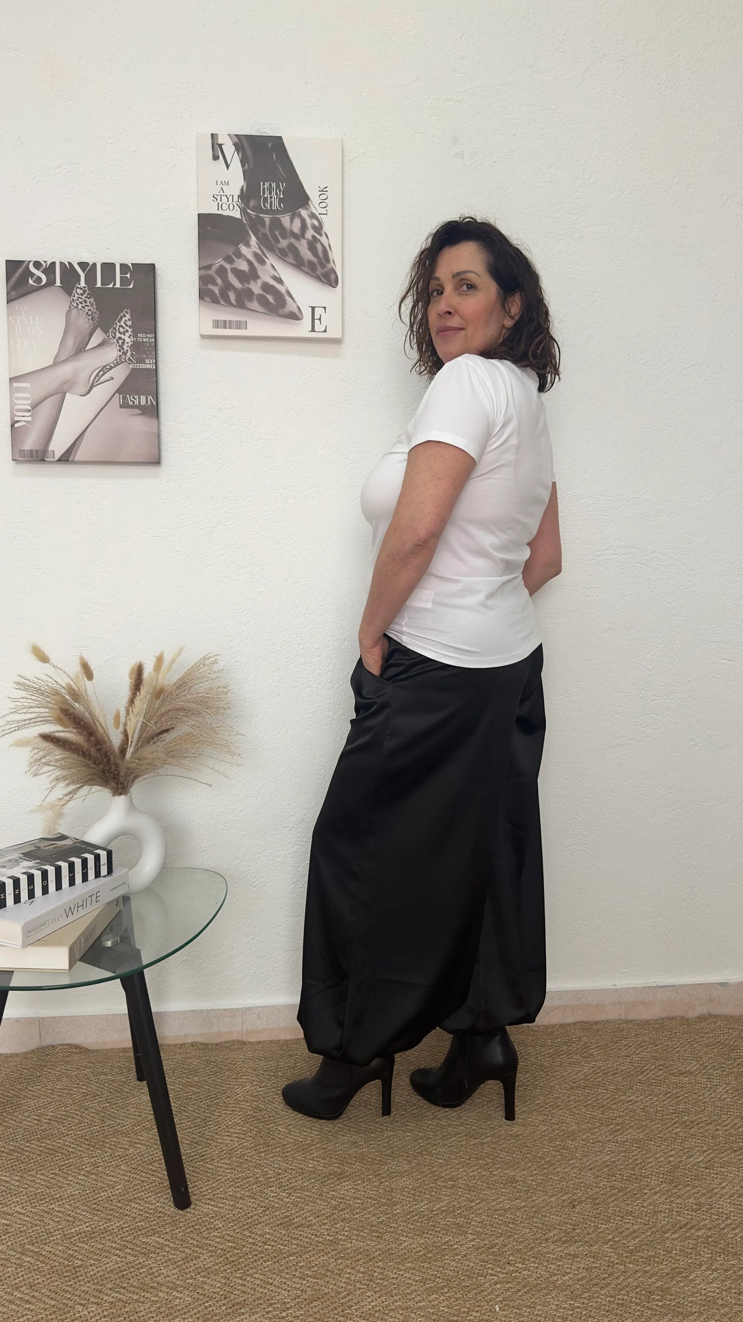 Camiseta blanca con bordado de bicicleta