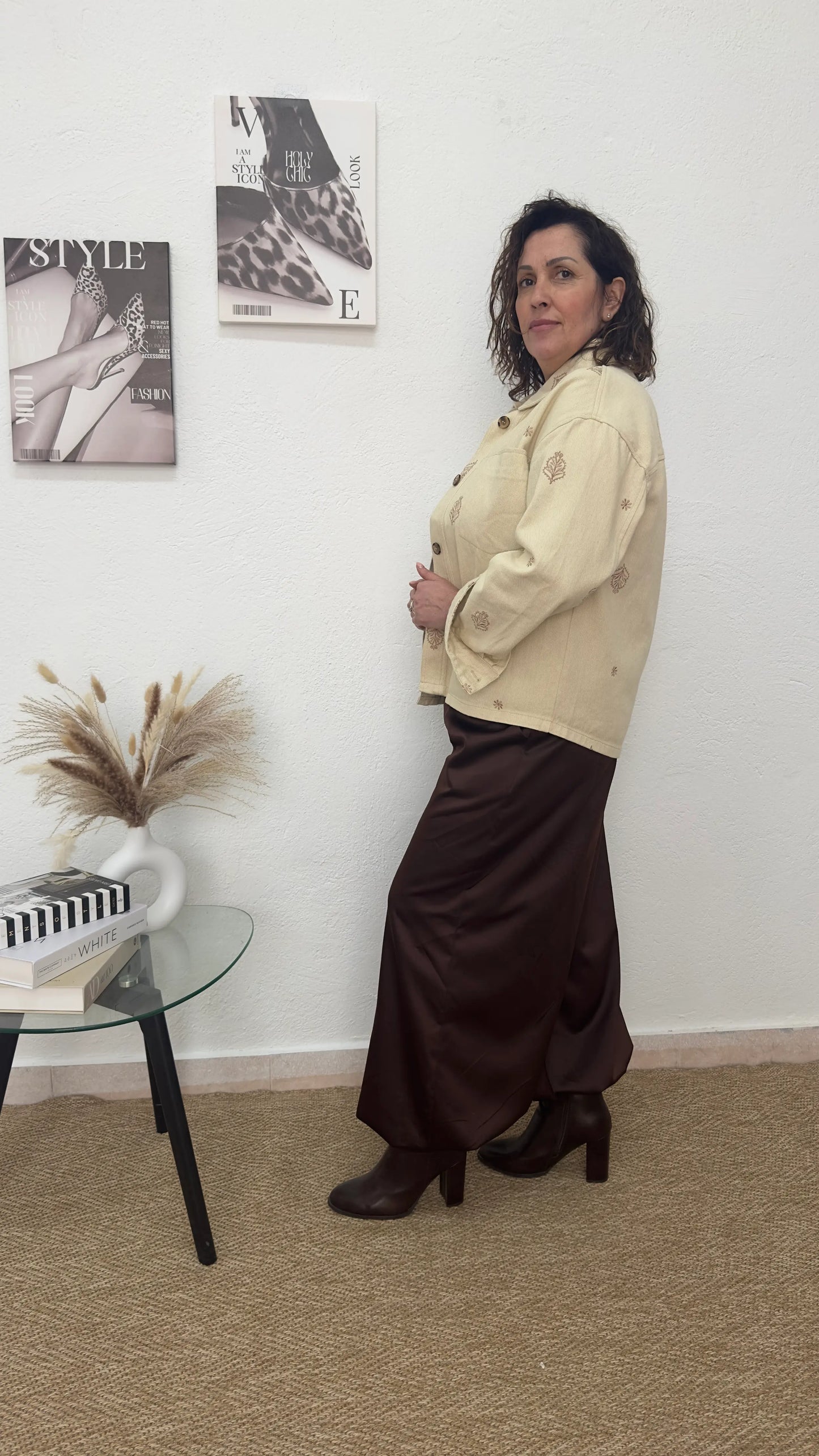 Chaqueta vaquera beige con detalles bordados