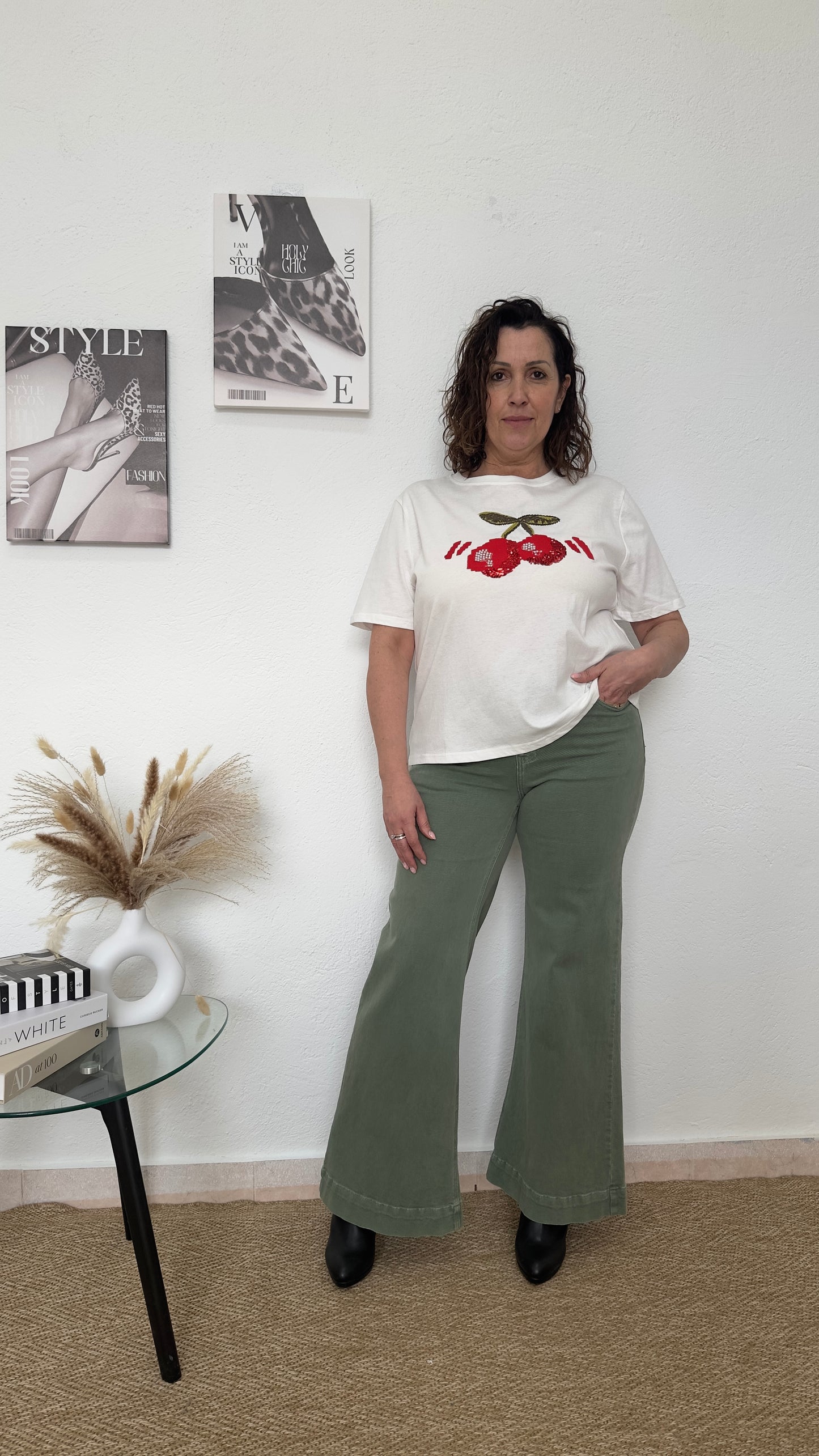 Camiseta blanca con bordado "CHERRY"