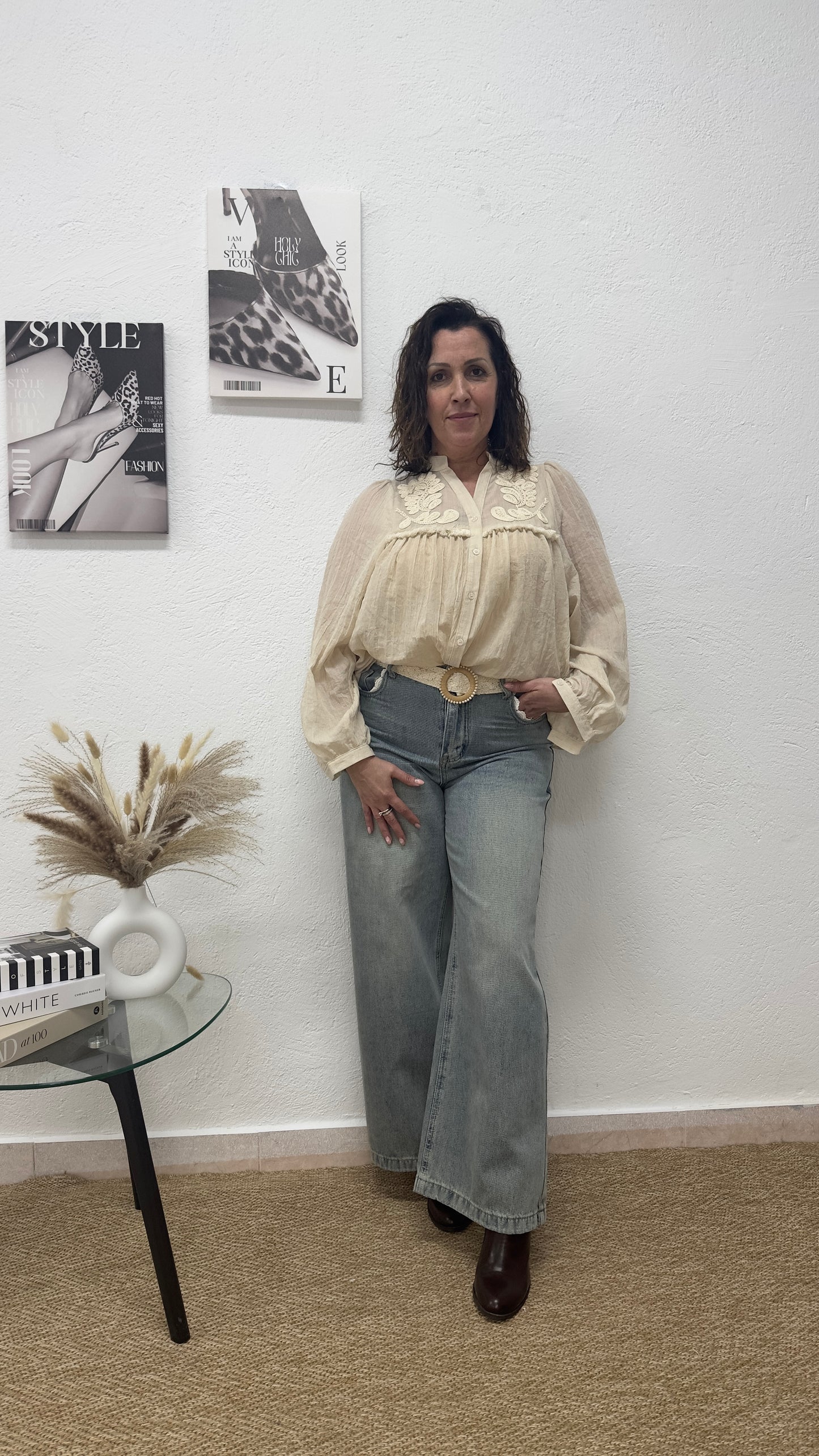 Blusa beige con bordado floral