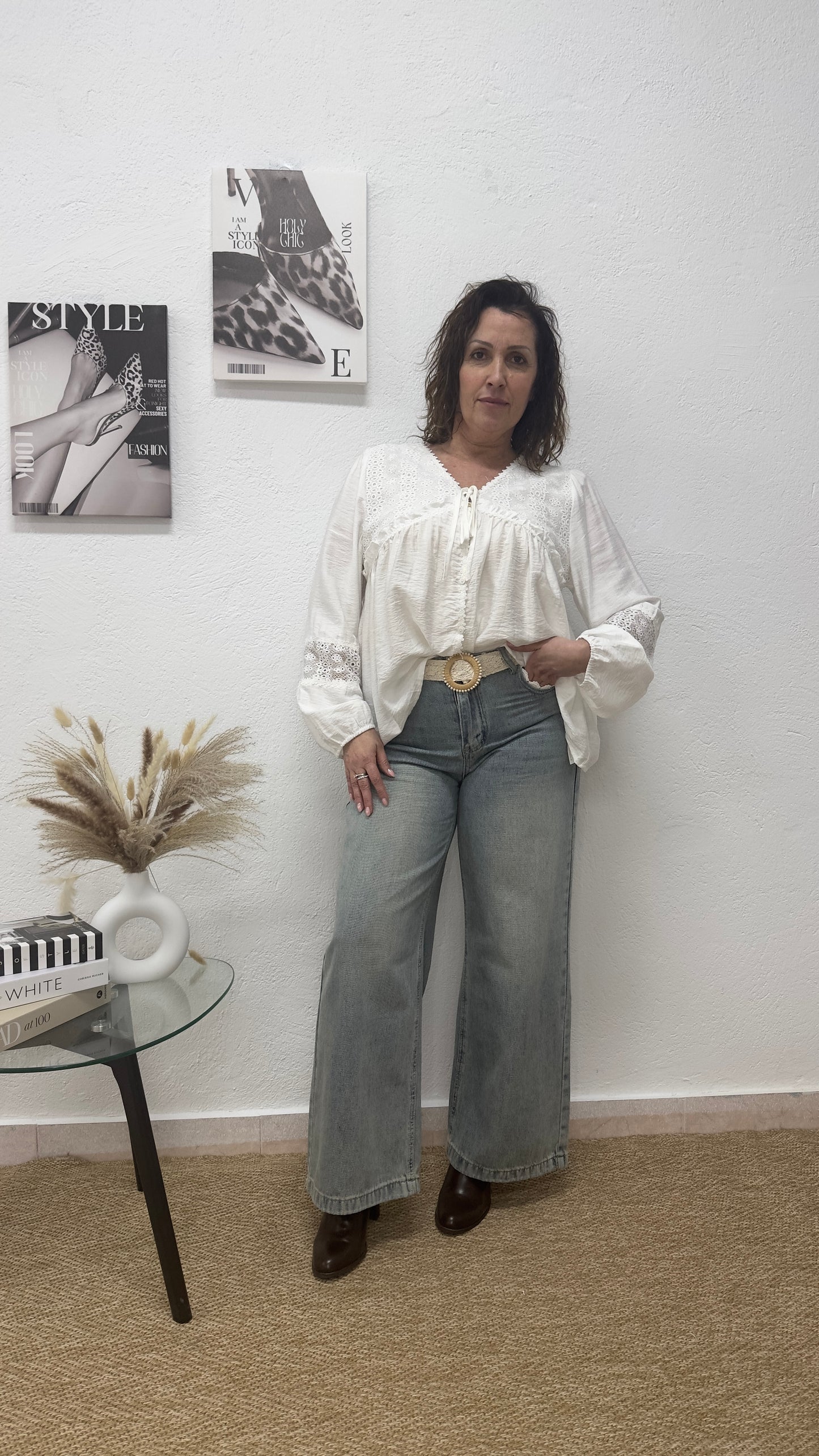 Blusa blanca con bordado floral