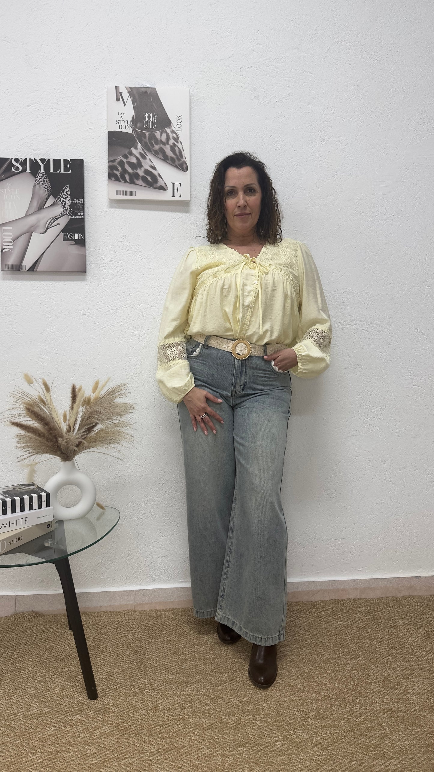 Blusa amarilla con bordado floral