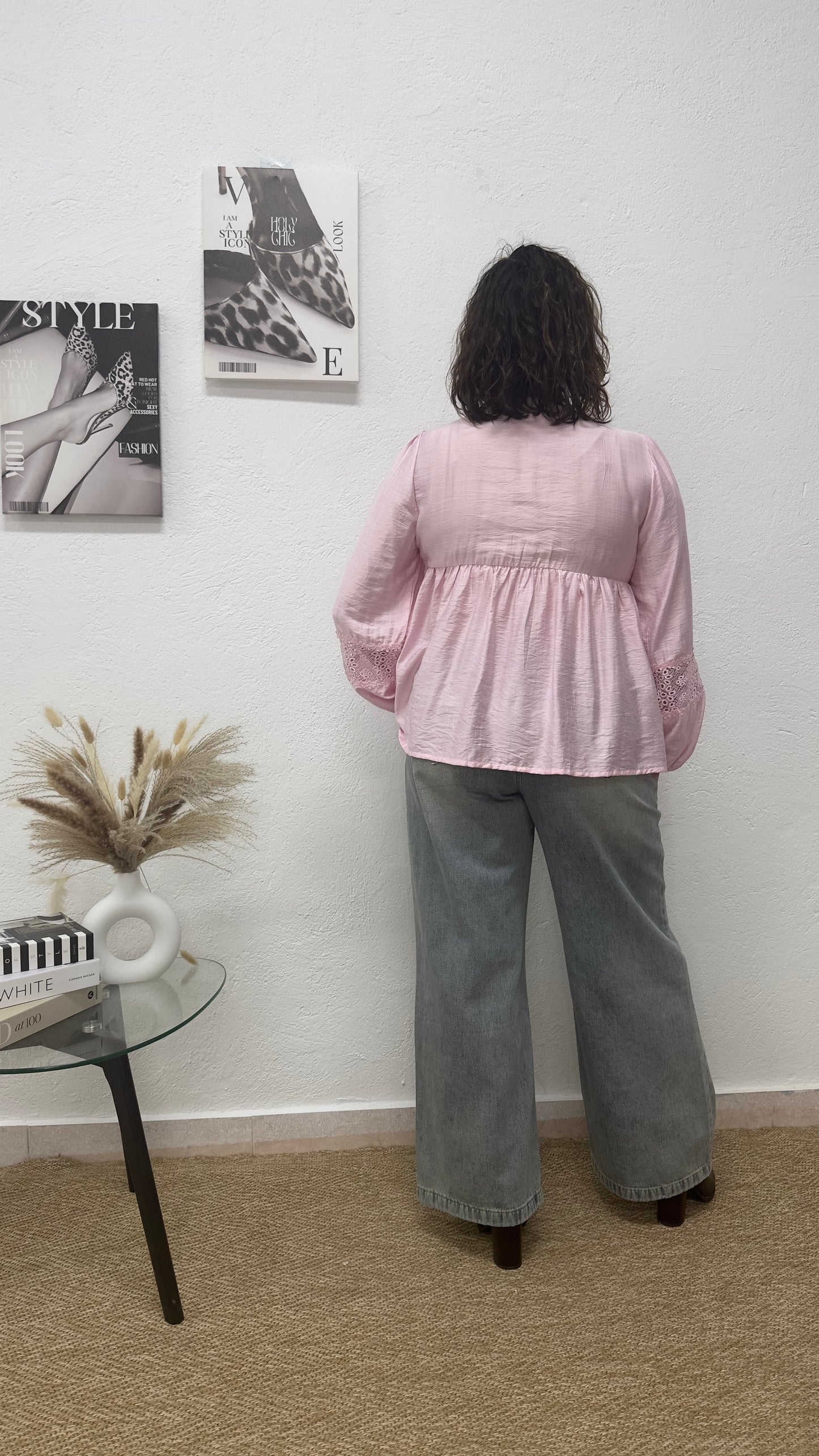 Blusa rosa con bordado floral