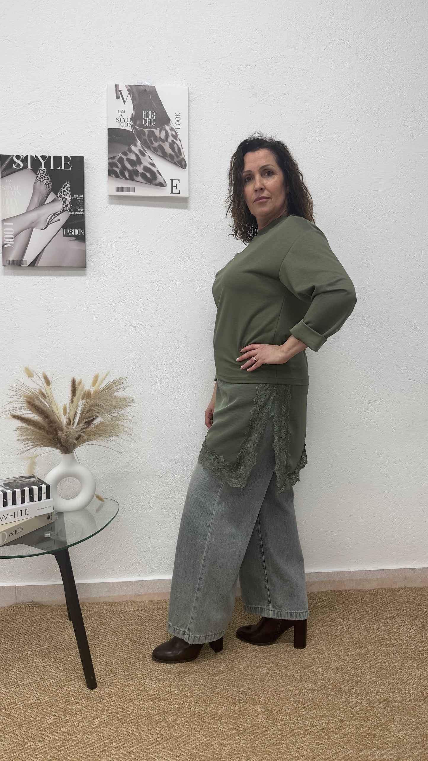 Blusa verde asimétrica con raso y encaje