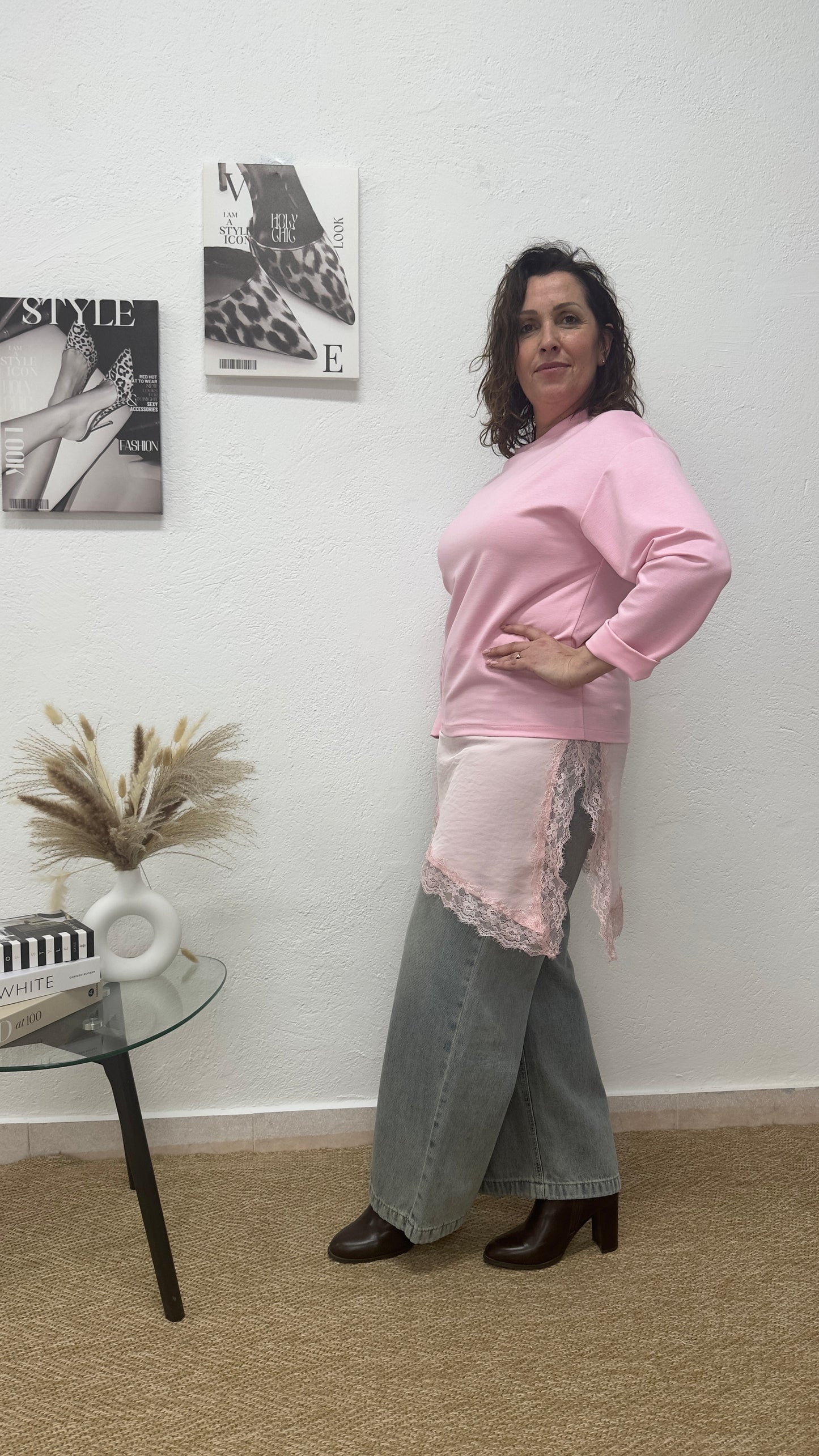 Blusa rosa asimétrica con raso y encaje