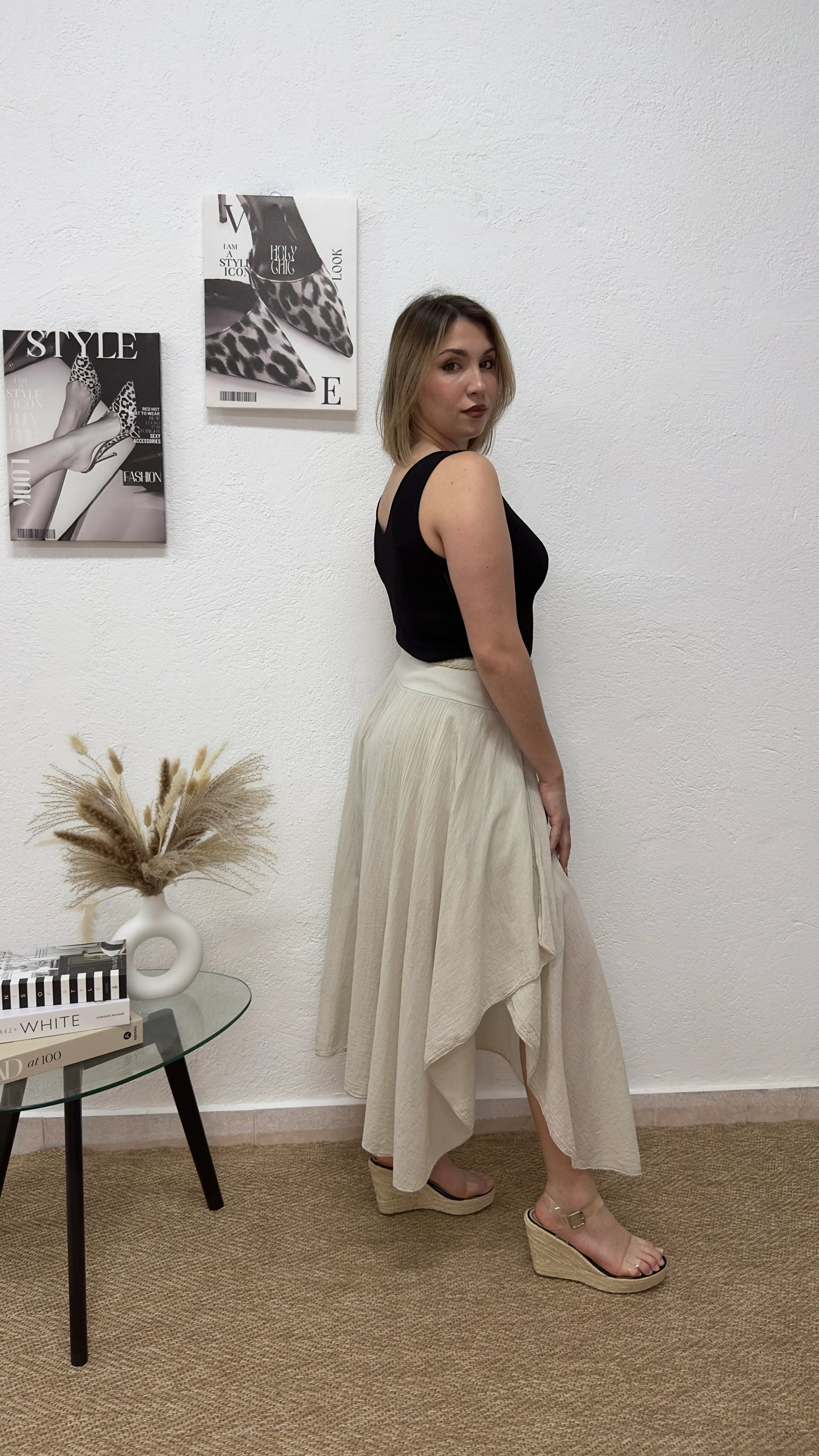 Falda midi beige con cinturón trenzado