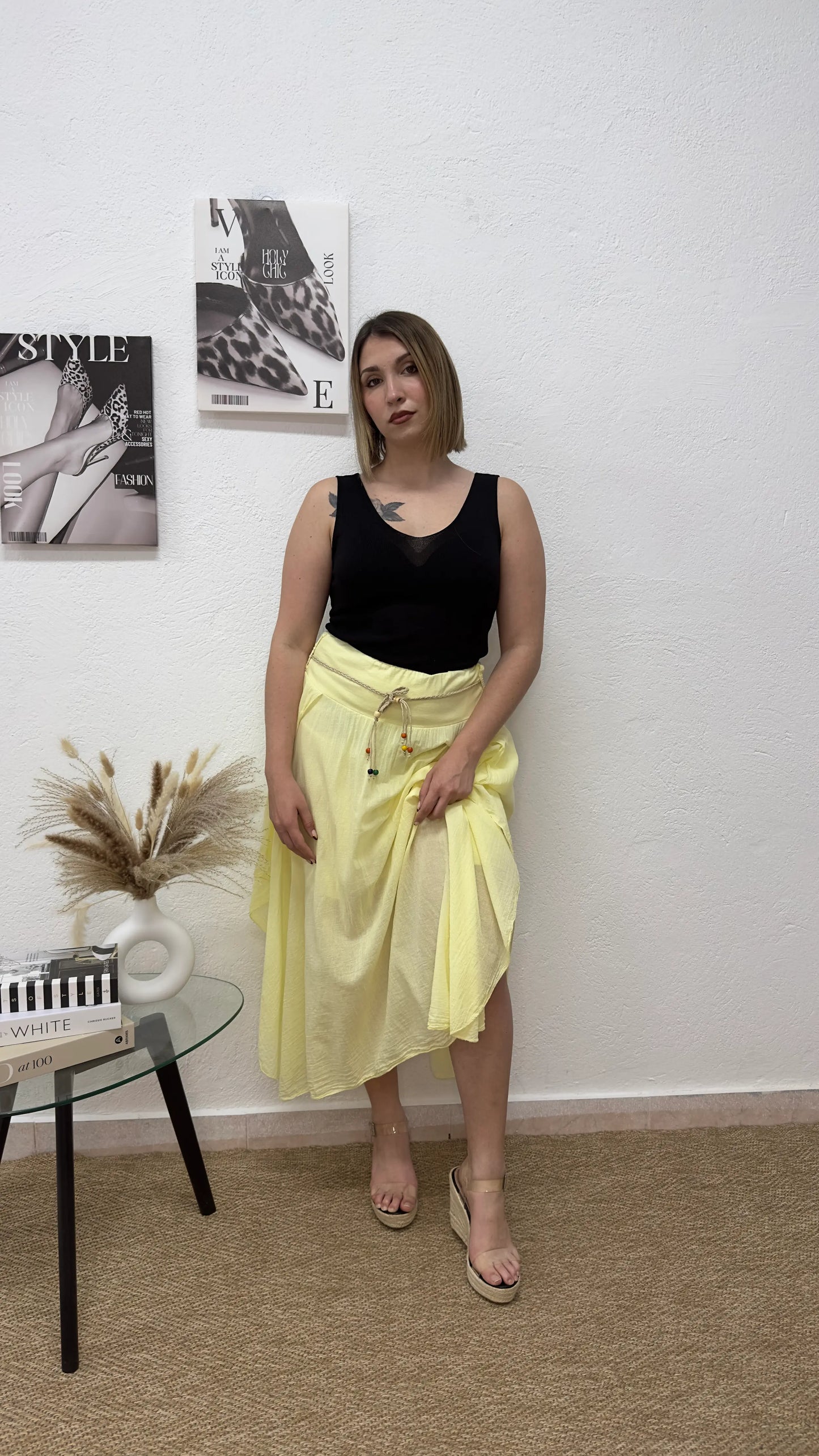 Falda midi amarilla con cinturón trenzado