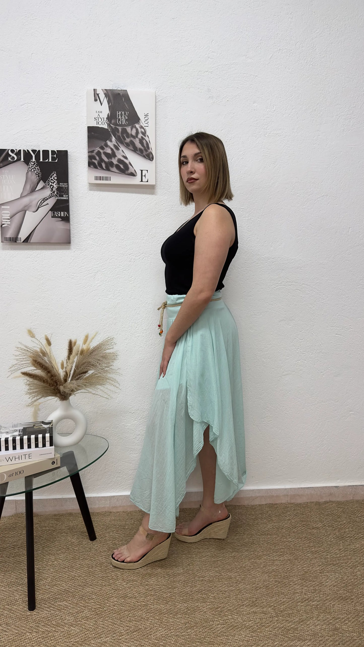 Falda midi agua marina con cinturón trenzado