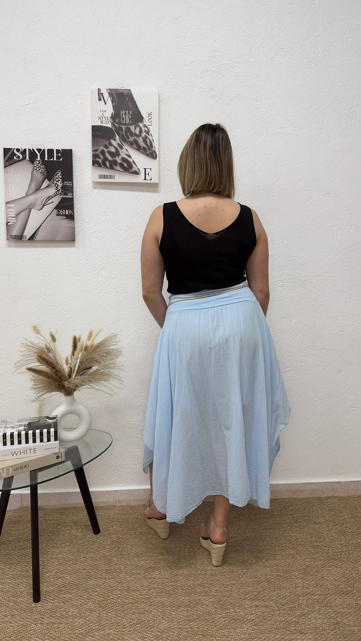 Falda midi azul bebé con cinturón trenzado