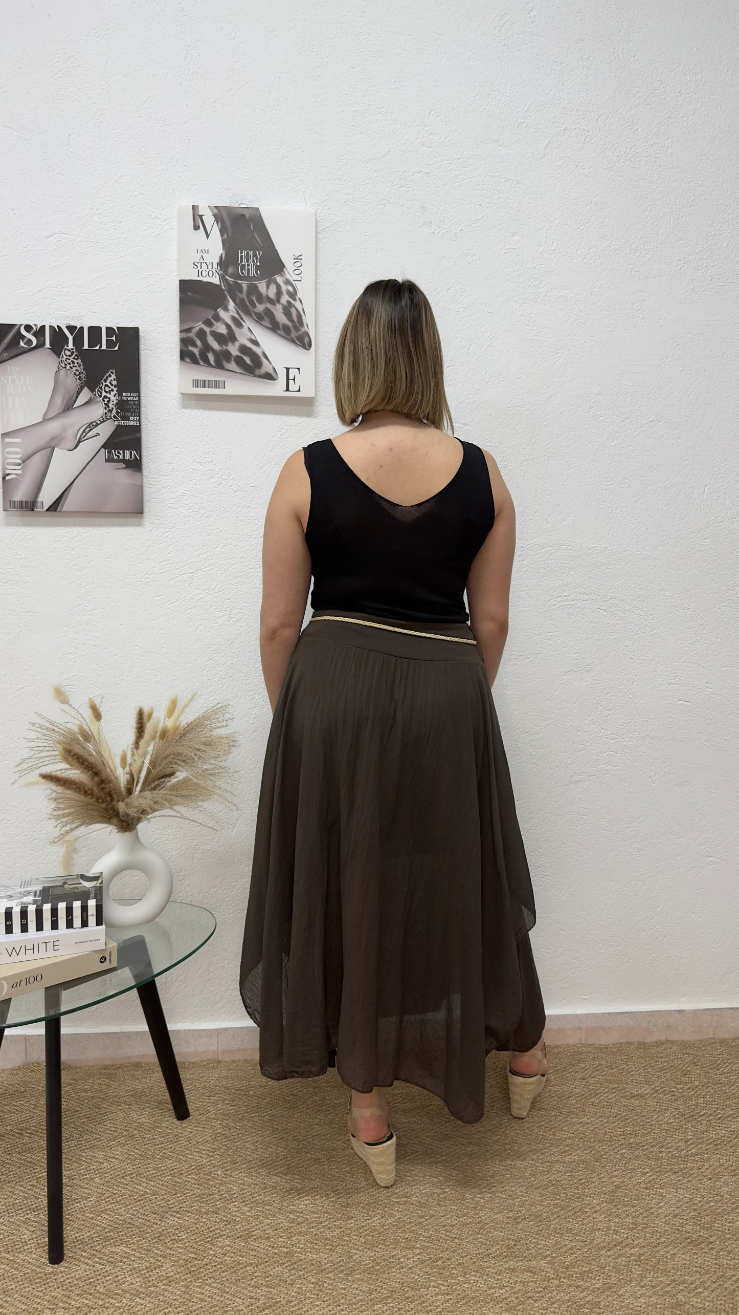 Falda midi marrón con cinturón trenzado.