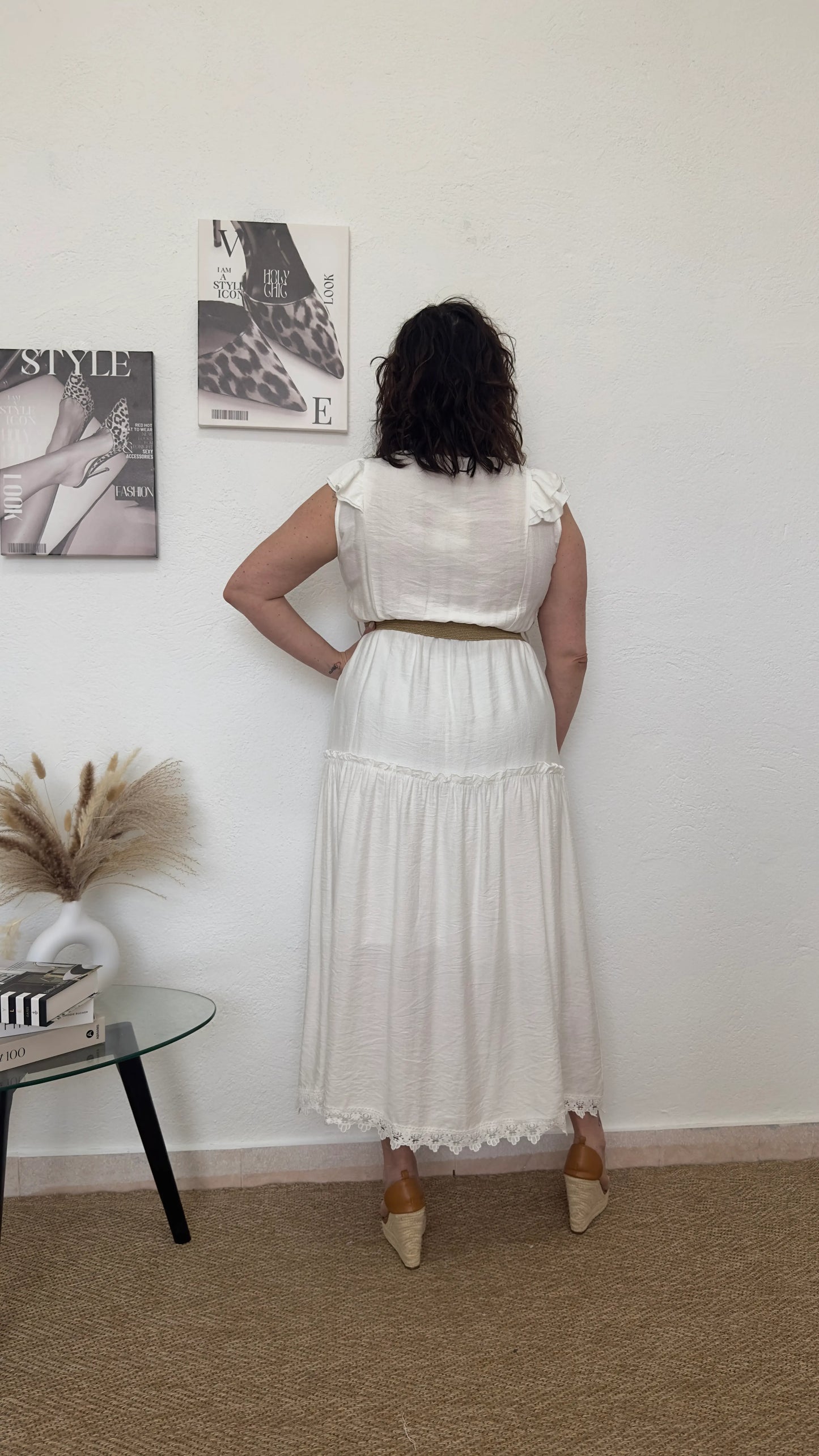 Vestido blanco largo con volantes y cinturón
