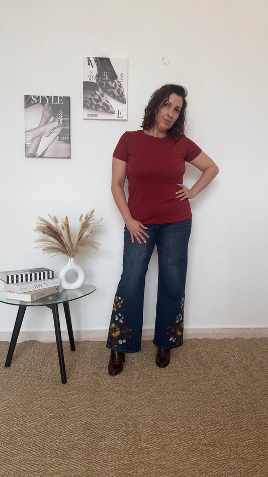 Vaquero azul oscuro con bordado floral