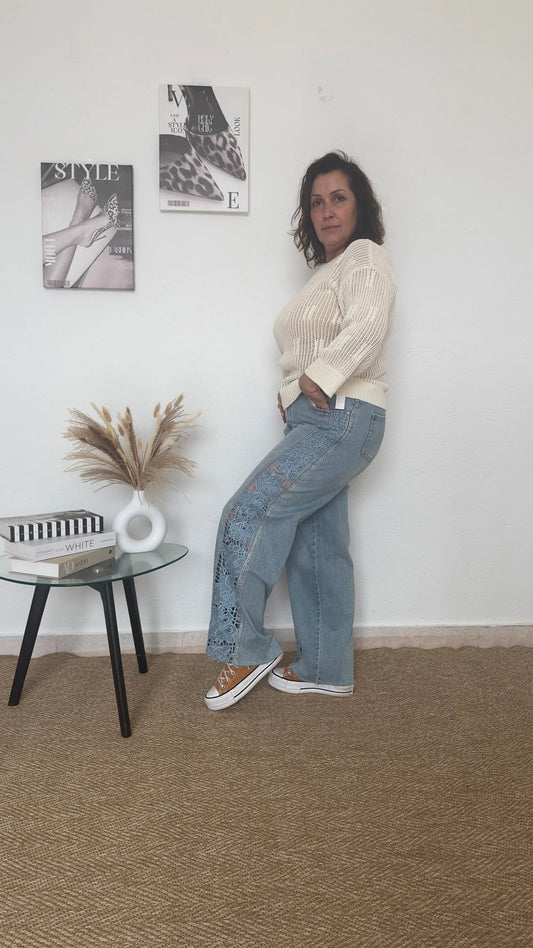 Vaquero wideleg con encaje lateral y brillos