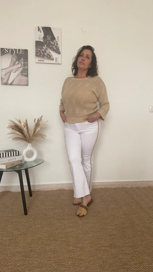 Vaquero Flared blanco con bordado lateral beige