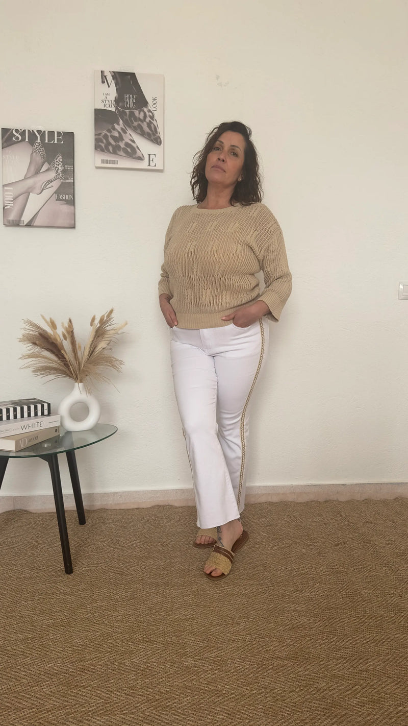 Vaquero Flared blanco con bordado lateral beige