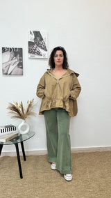 Chaqueta beige cortavientos con detalles de encaje