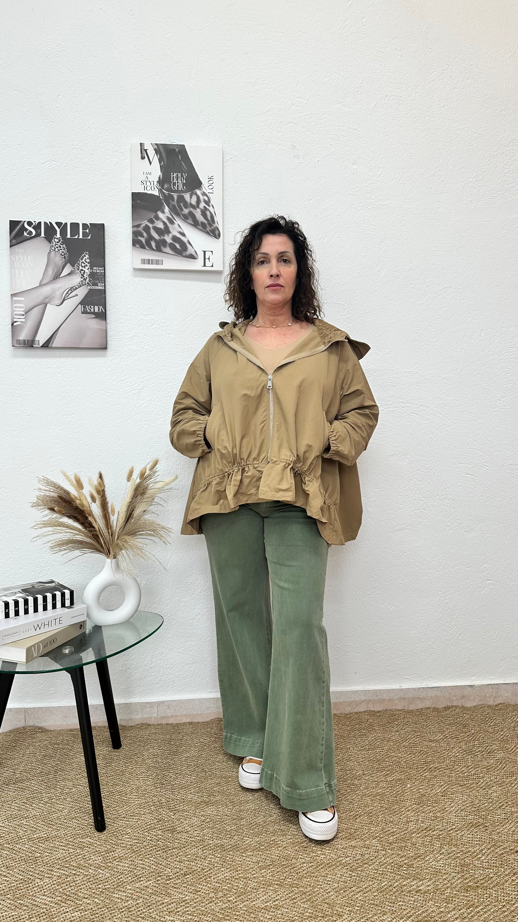 Chaqueta beige cortavientos con detalles de encaje