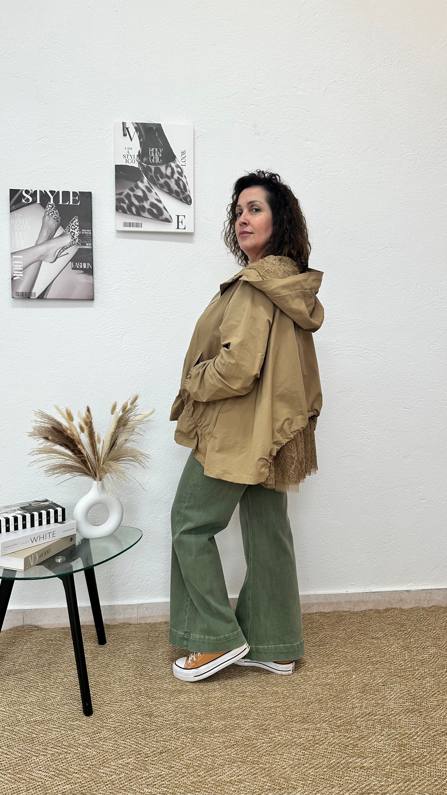 Chaqueta beige cortavientos con detalles de encaje