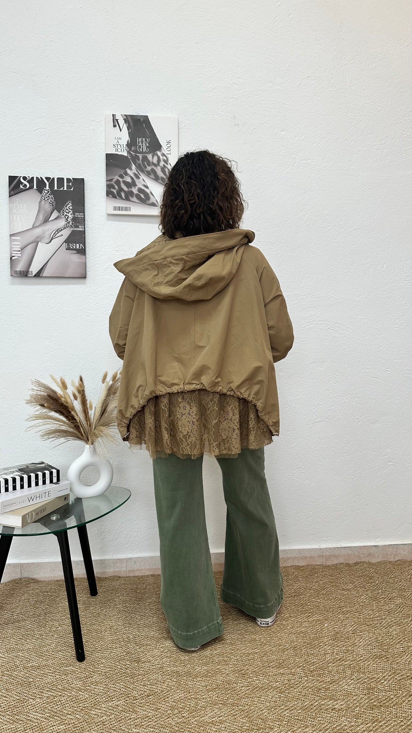 Chaqueta beige cortavientos con detalles de encaje