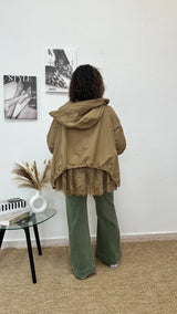 Chaqueta beige cortavientos con detalles de encaje