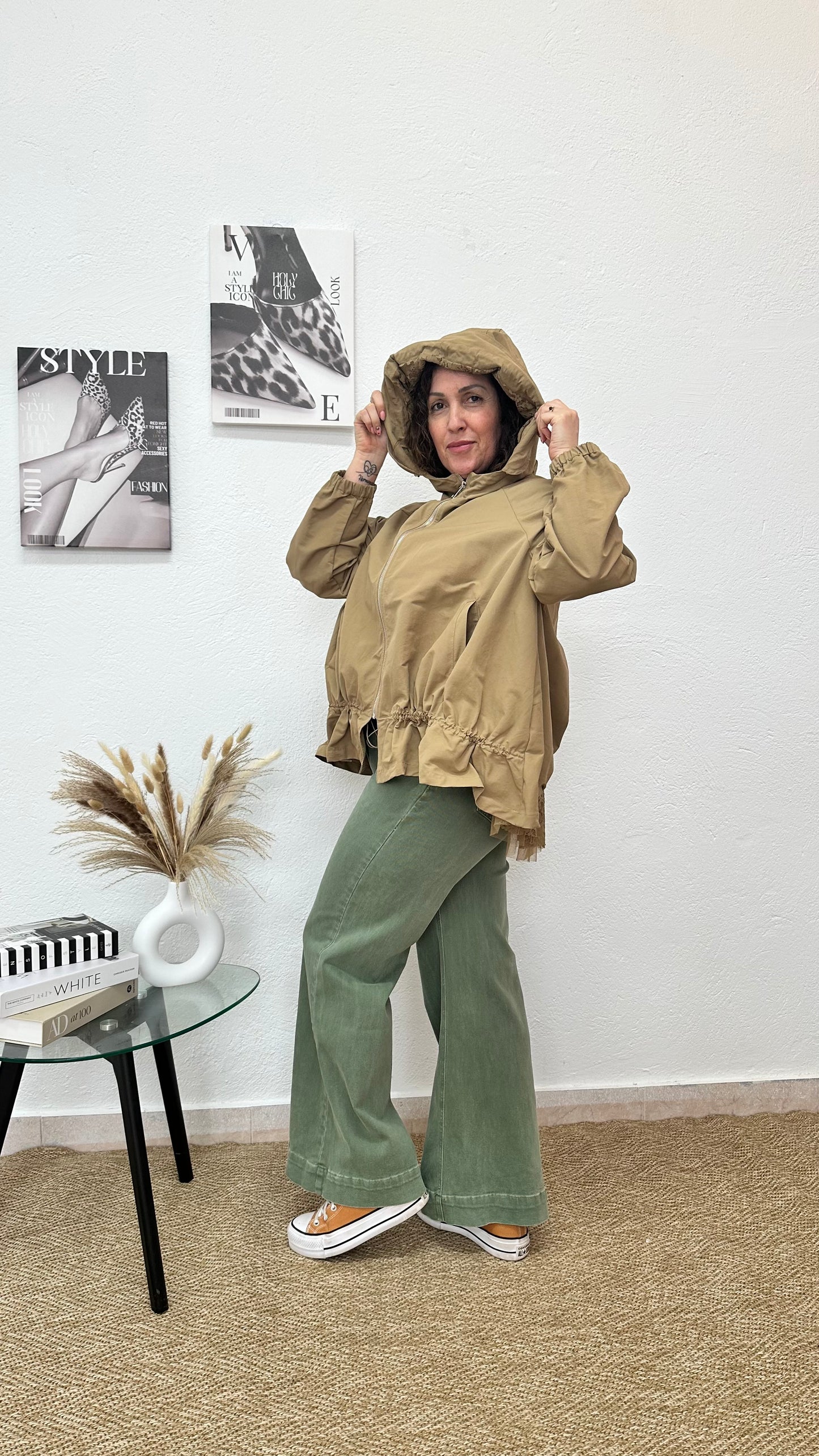 Chaqueta beige cortavientos con detalles de encaje