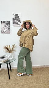 Chaqueta beige cortavientos con detalles de encaje