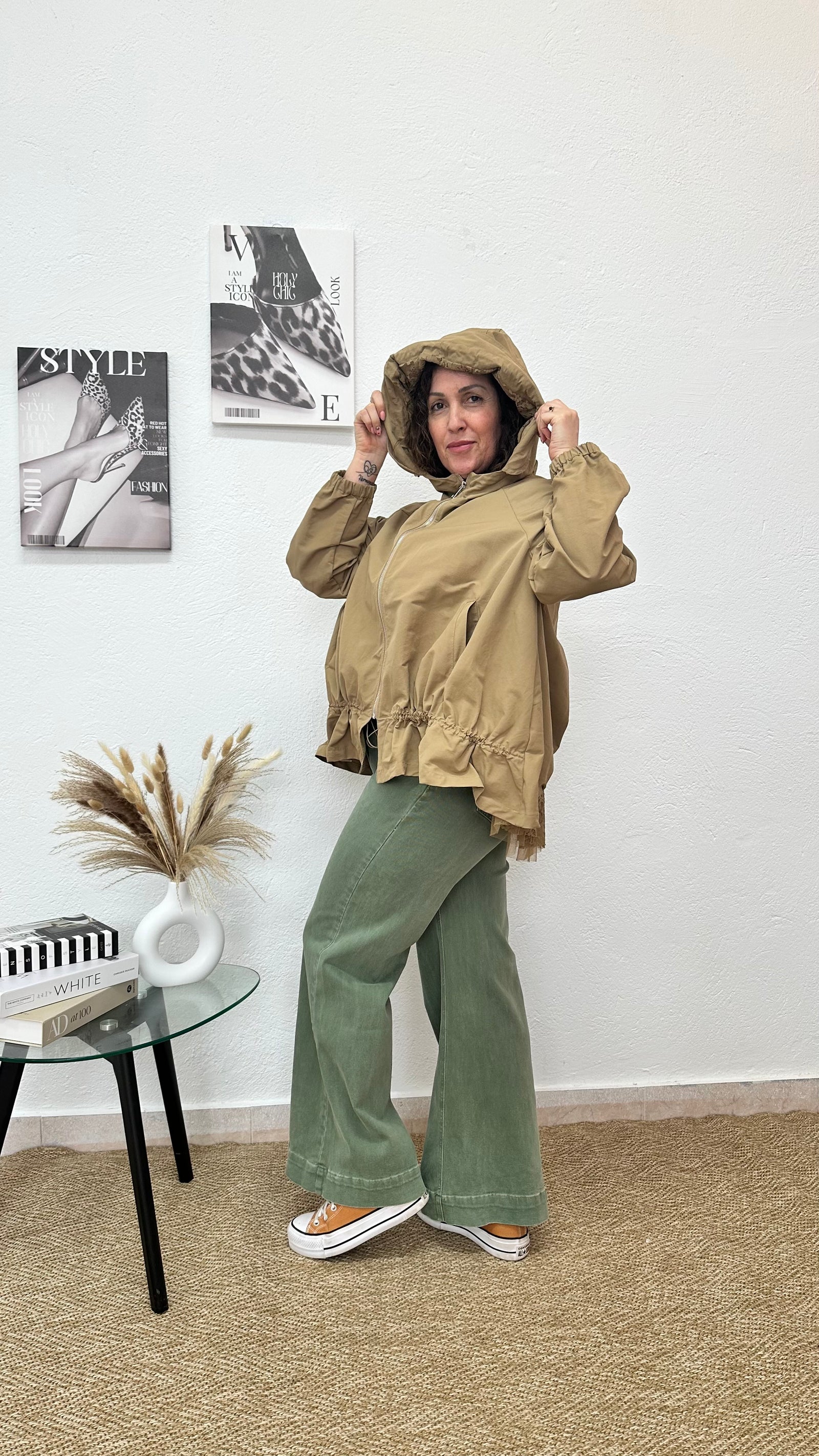 Chaqueta beige cortavientos con detalles de encaje