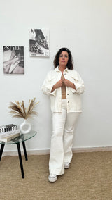 Chaqueta vaquera blanca con crochet y lentejuelas