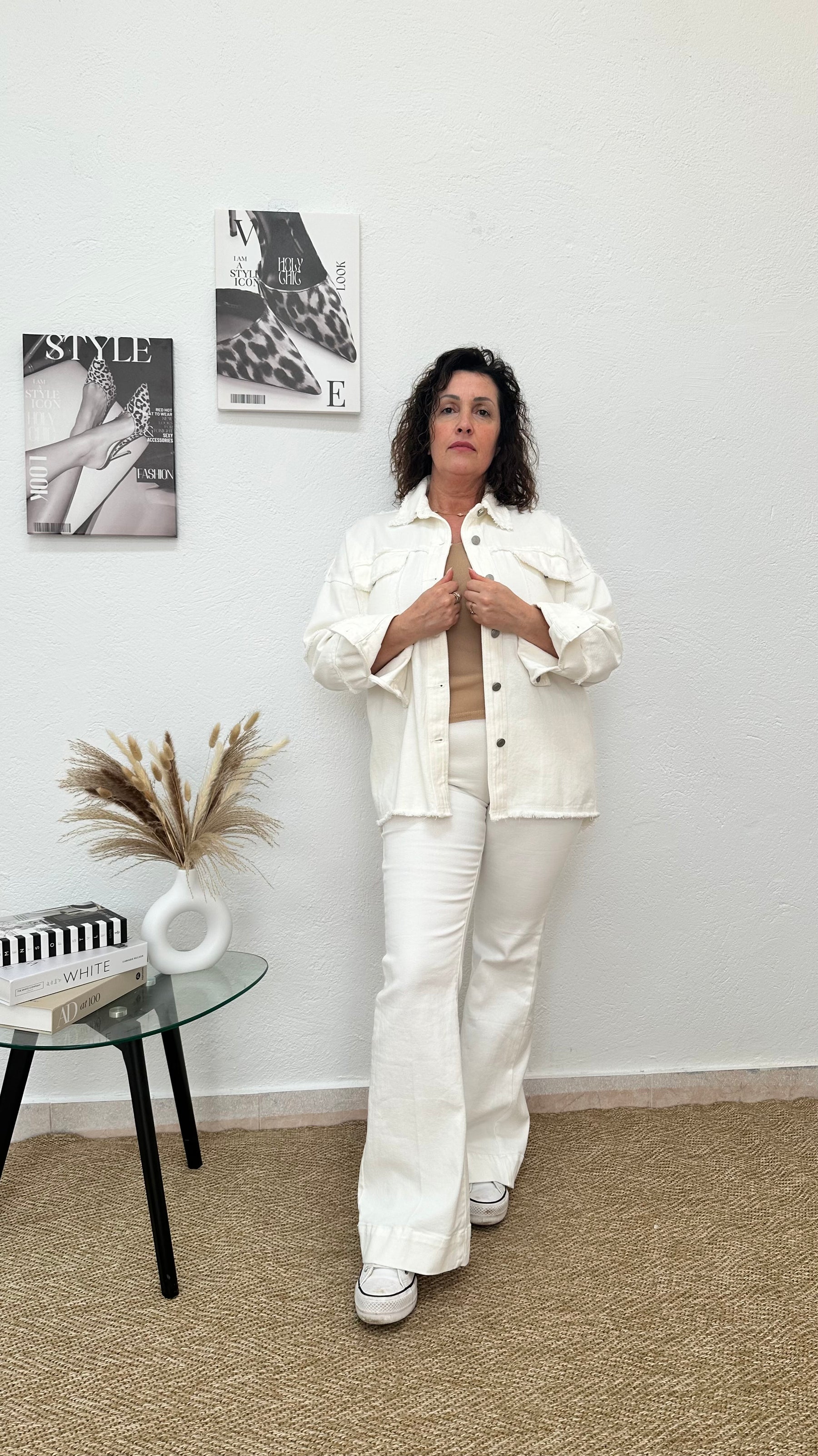 Chaqueta vaquera blanca con crochet y lentejuelas