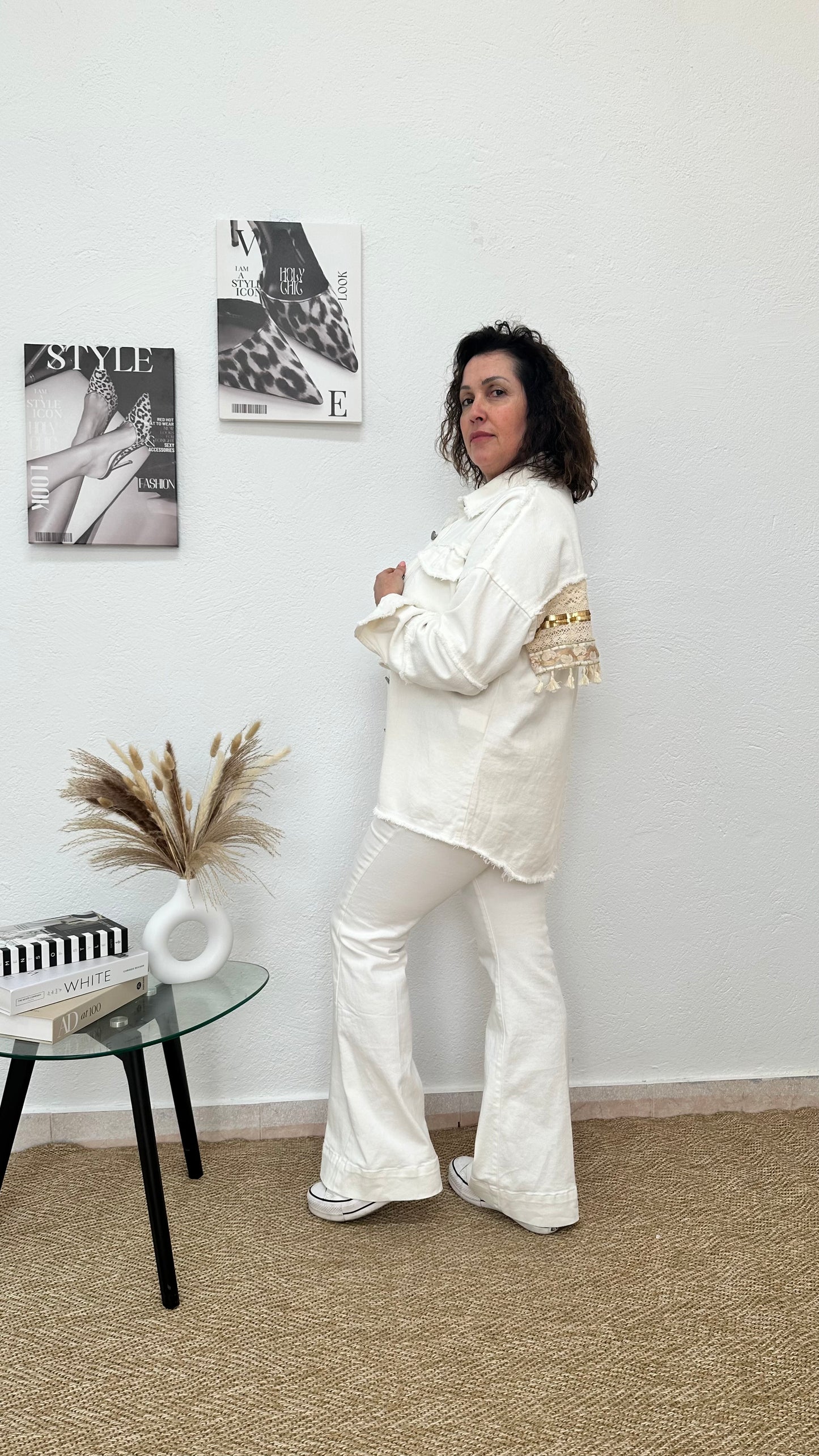 Chaqueta vaquera blanca con crochet y lentejuelas