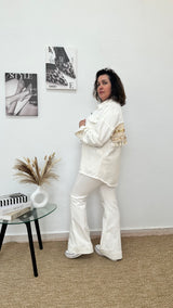 Chaqueta vaquera blanca con crochet y lentejuelas