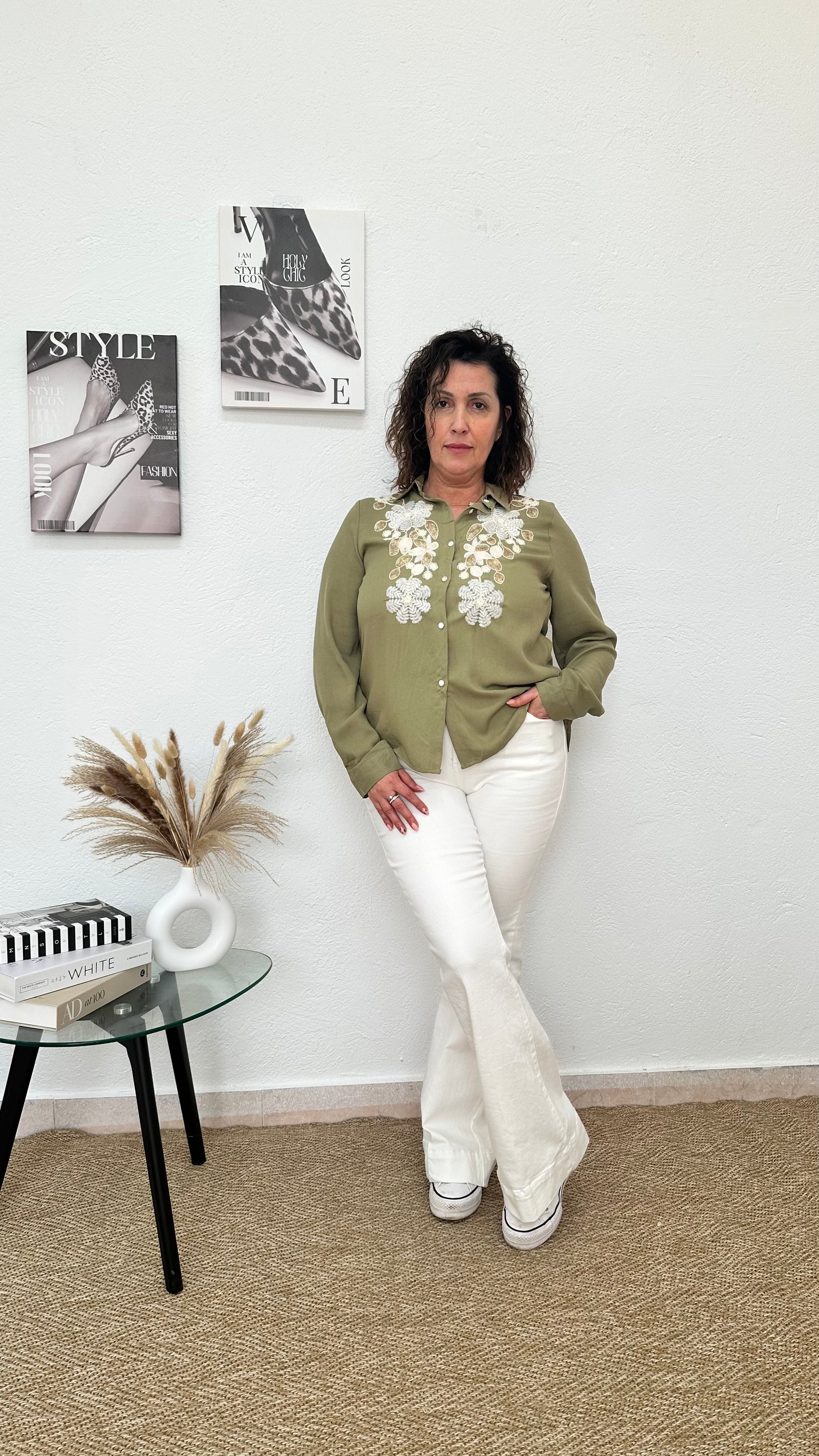 Camisa verde kaki con bordado floral