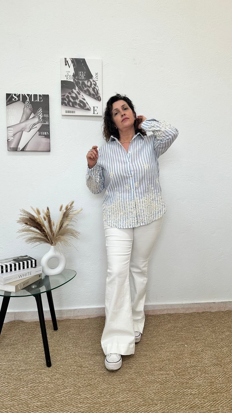 Camisa de rayas azules y blancas con bordado