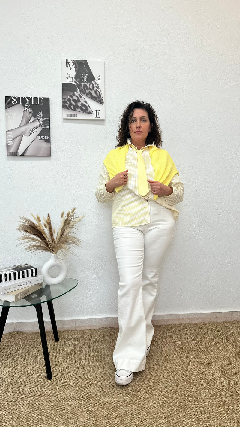 Camisa de rayas amarillas con corbata